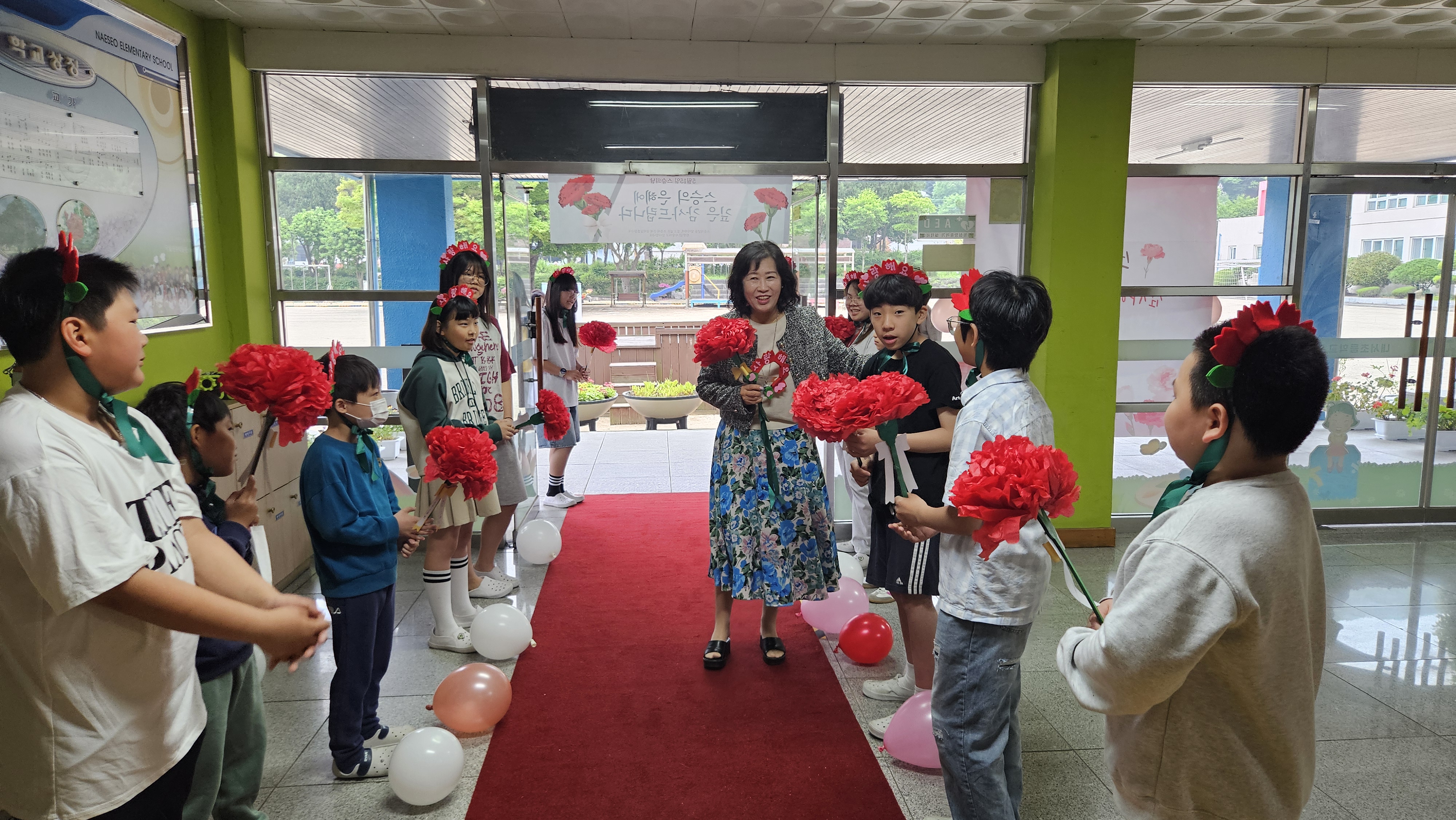 내서초, 작은 손들의 큰 감동! 스승의 날 레드 카펫 - 관련이미지1