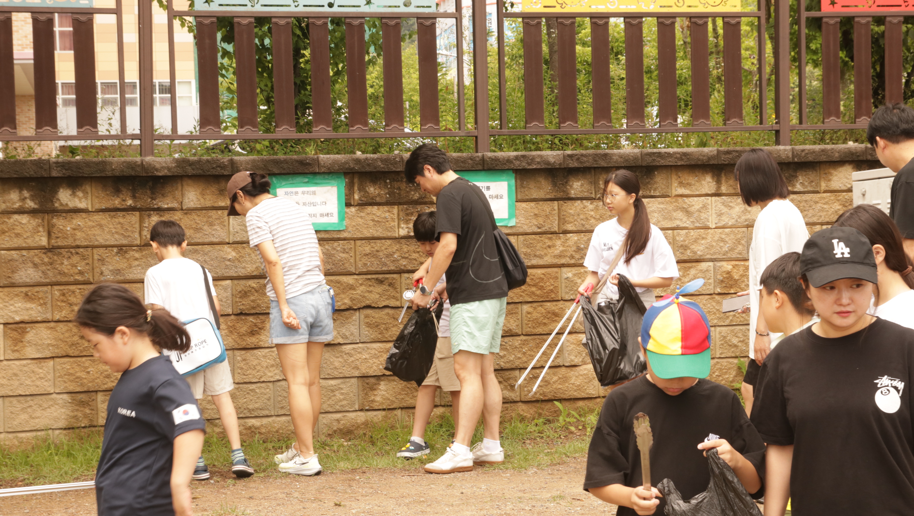 주말 잊은 북면초 교육공동체, ‘플로깅 데이’ 참여 열기 뜨거워 - 관련이미지2