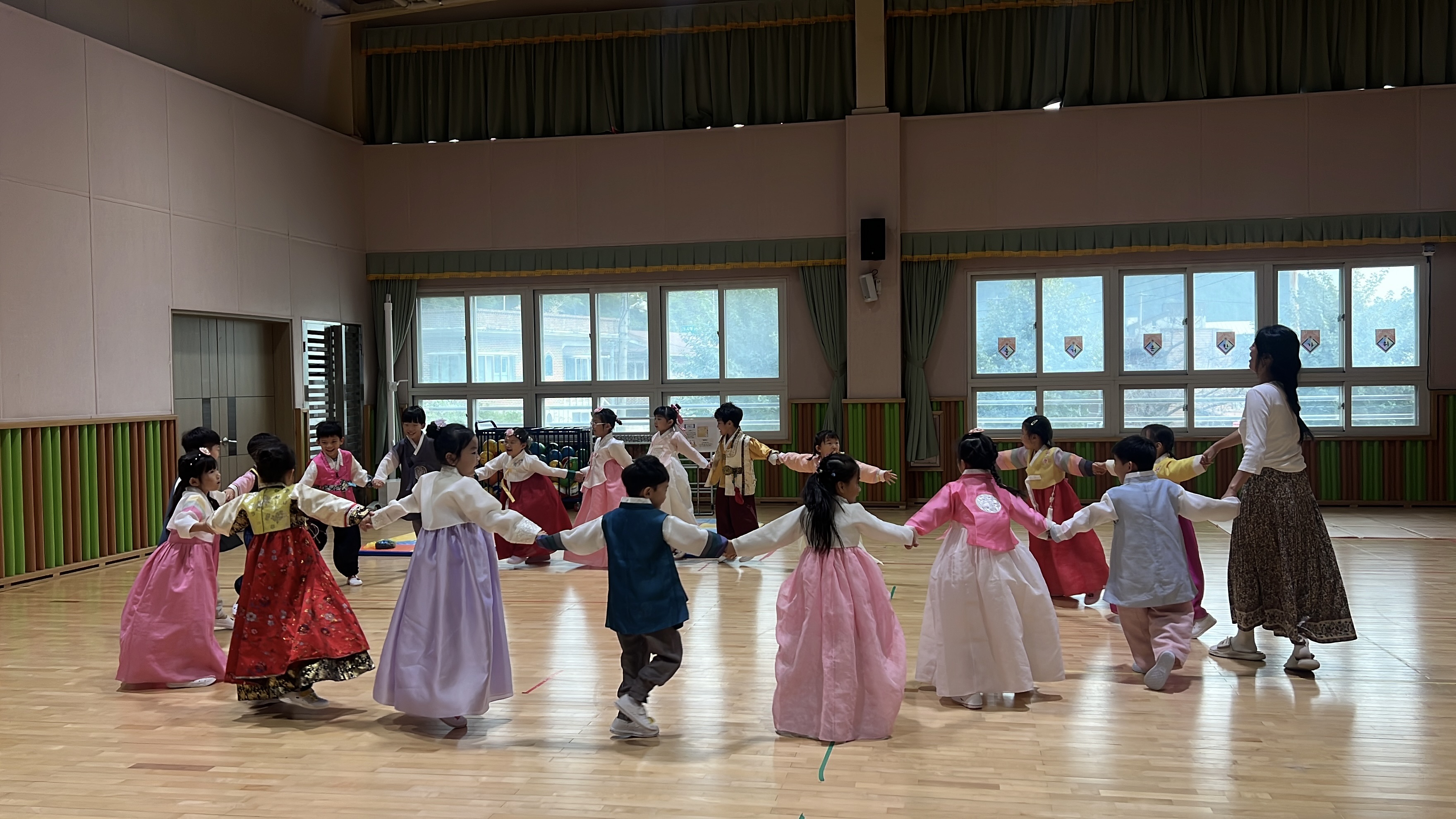 창원진달래유치원, 전통놀이 한마당 '우리 놀이, 우리 음식! 유치원에서 전통을 배우다' - 관련이미지3