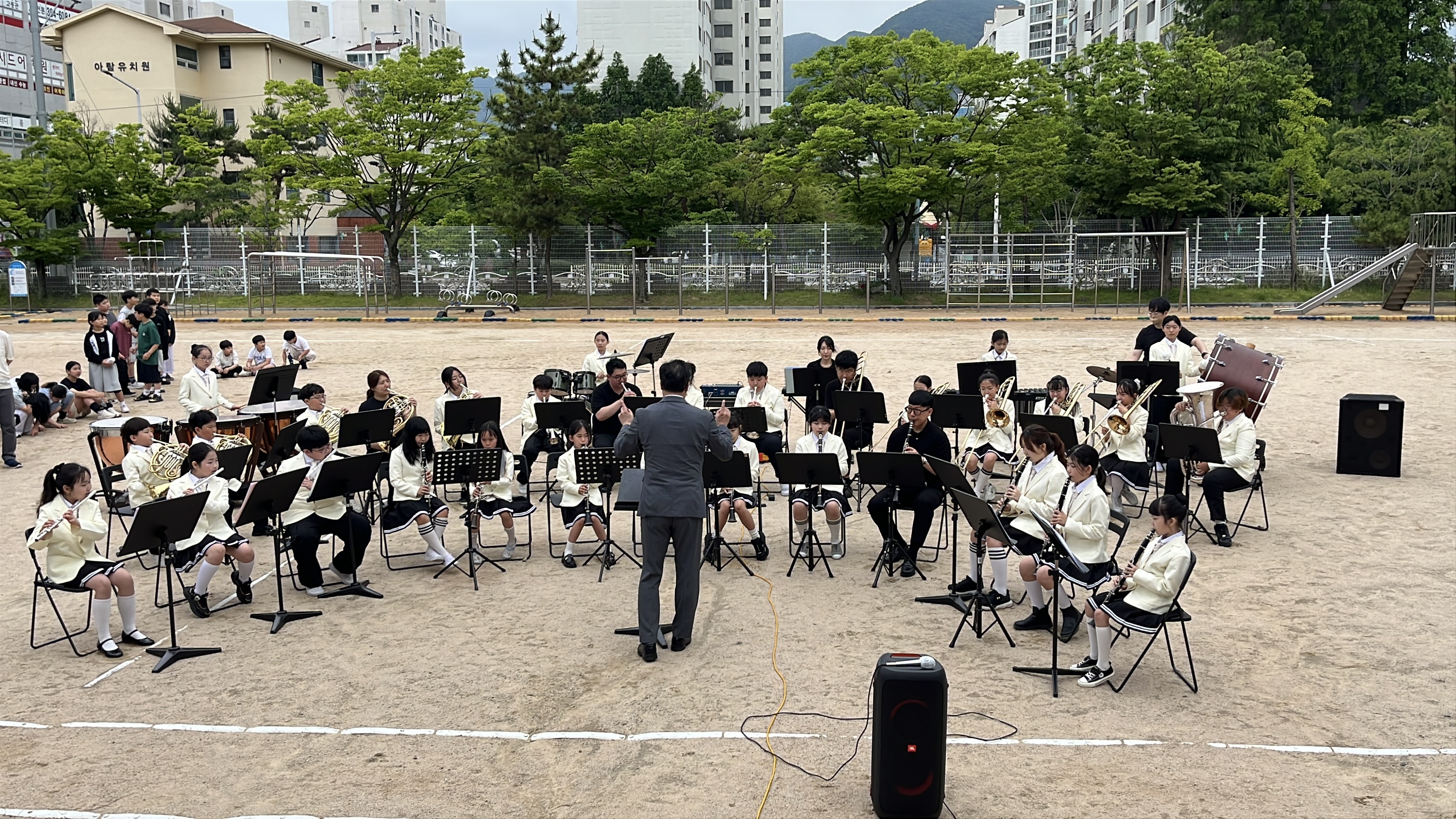 2026.중부초 운동장 가득 퍼진 음악으로 행복을 더한 등굣길 - 관련이미지1