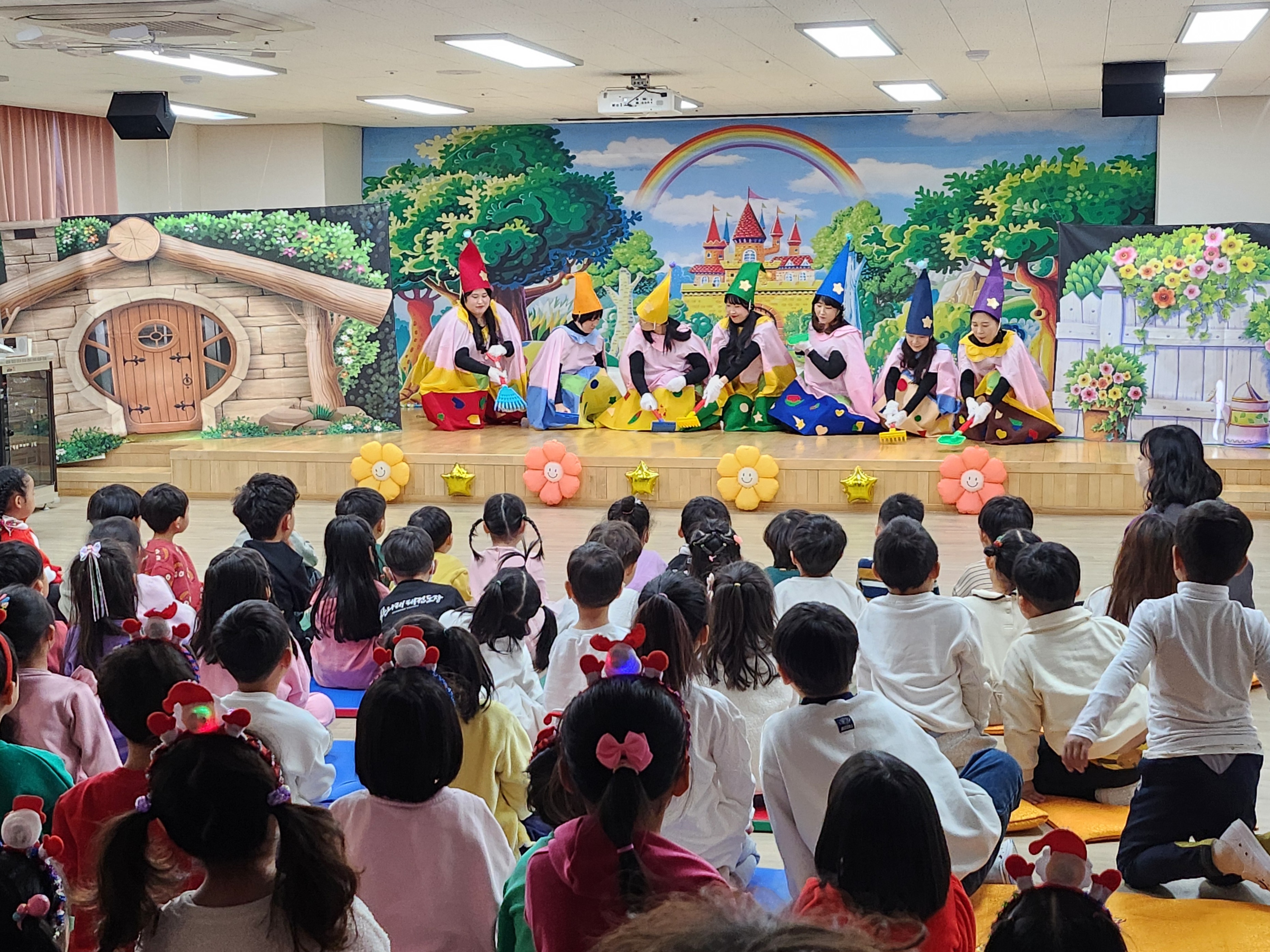 한아름유치원, 학부모동아리의 크리스마스 선물 같은 무대! ‘백설공주와 일곱난쟁이’ - 관련이미지2