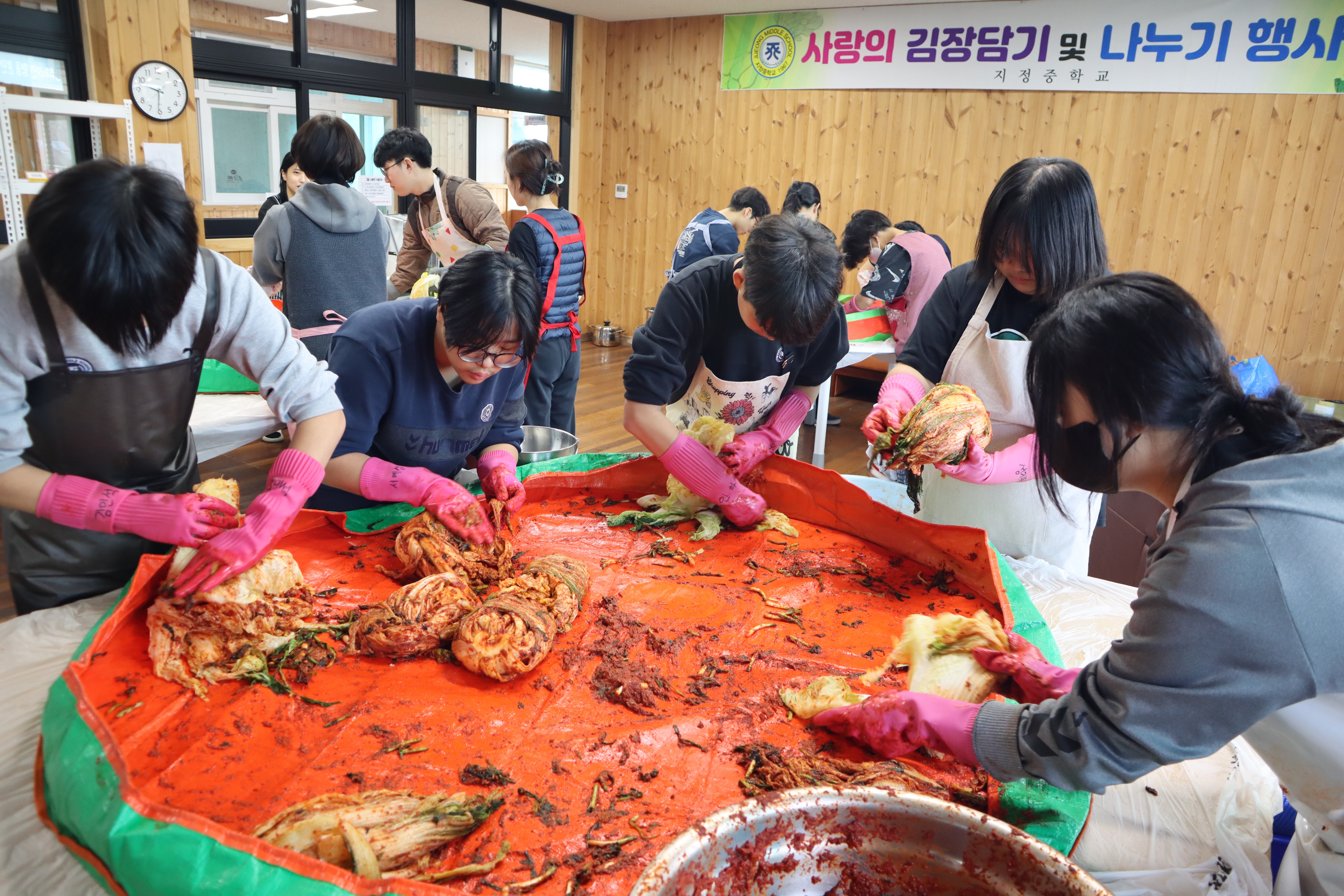 지정중학교, 사랑의 김장 나누기 - 이웃에게 김장을 나누며 사랑을 실천하다. - 관련이미지1