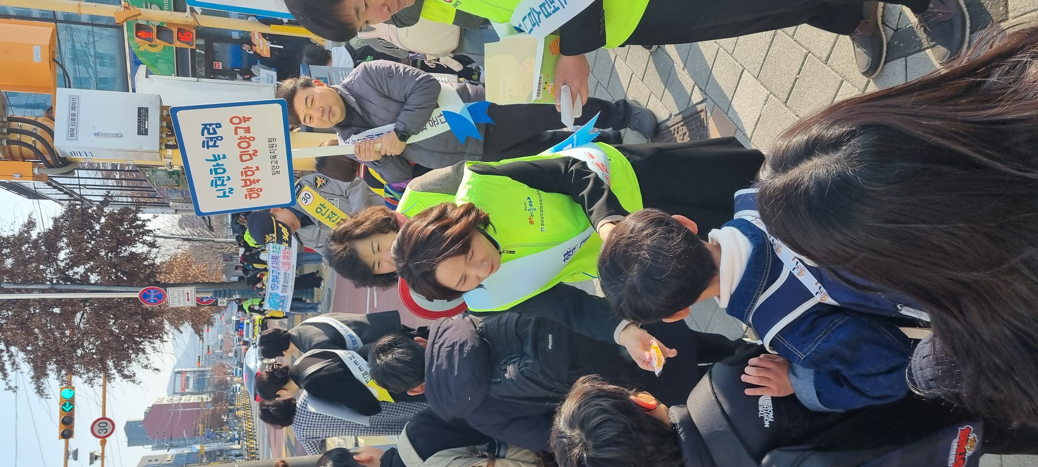 밀양교육지원청, 개학기 초등학교 주변 교통안전  점검 및 교통안전문화 확산 캠페인 활동! - 관련이미지1