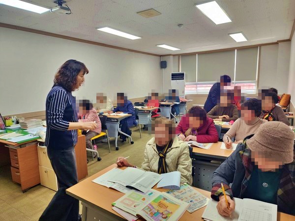 배움에 나이는 없어요, 은빛나래 초등 문해교실 개강 - 관련이미지1
