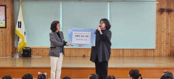 창원한별유치원, 봉림동 행정복지센터에 이웃돕기 성금 전달 - 관련이미지3