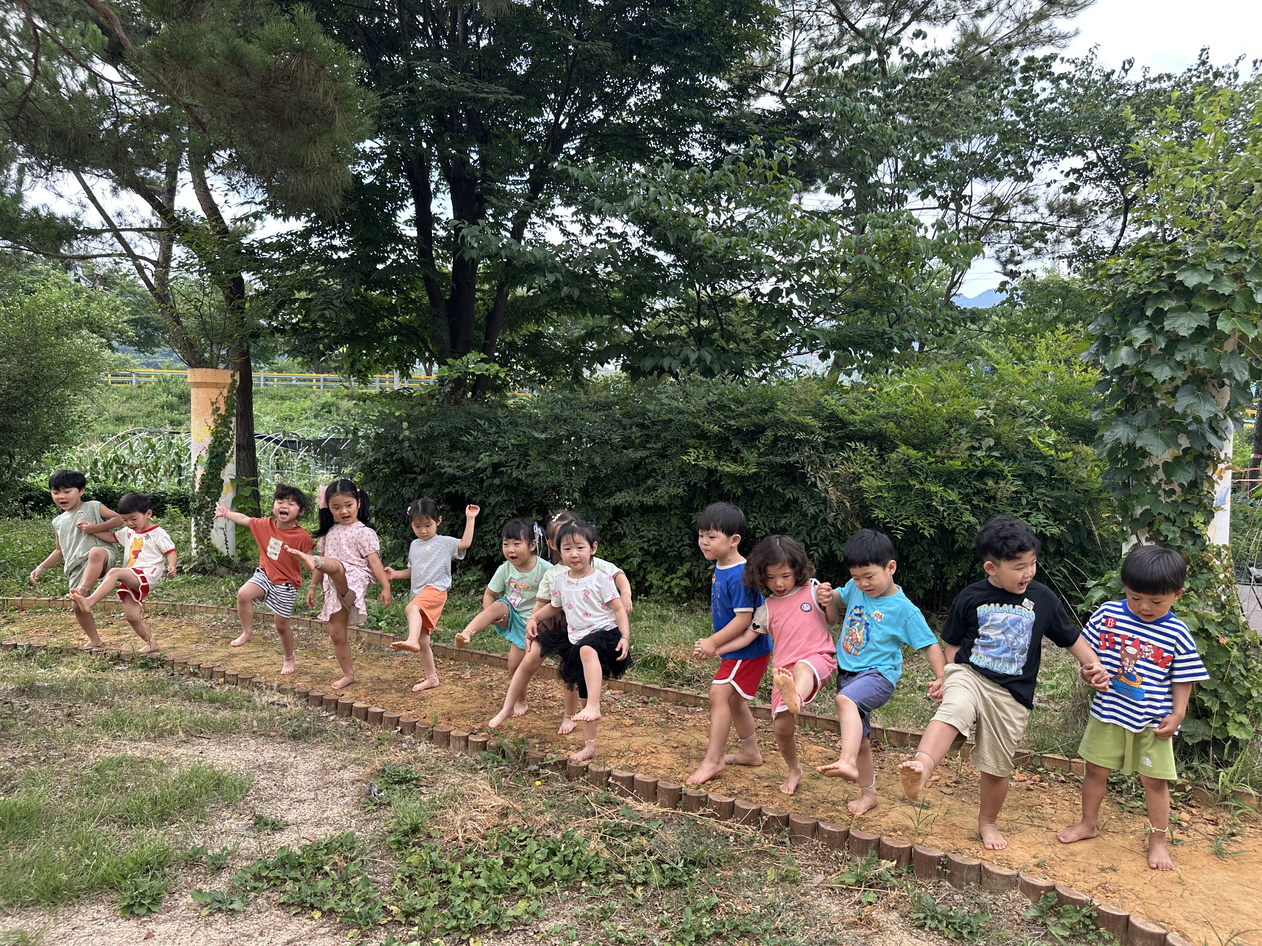 미리벌초등학교병설유치원, 숲놀이터‘황토맨발걷기길’ 산책 활동 운영  -오감으로 체험하는 자연 속 산책활동- - 관련이미지2