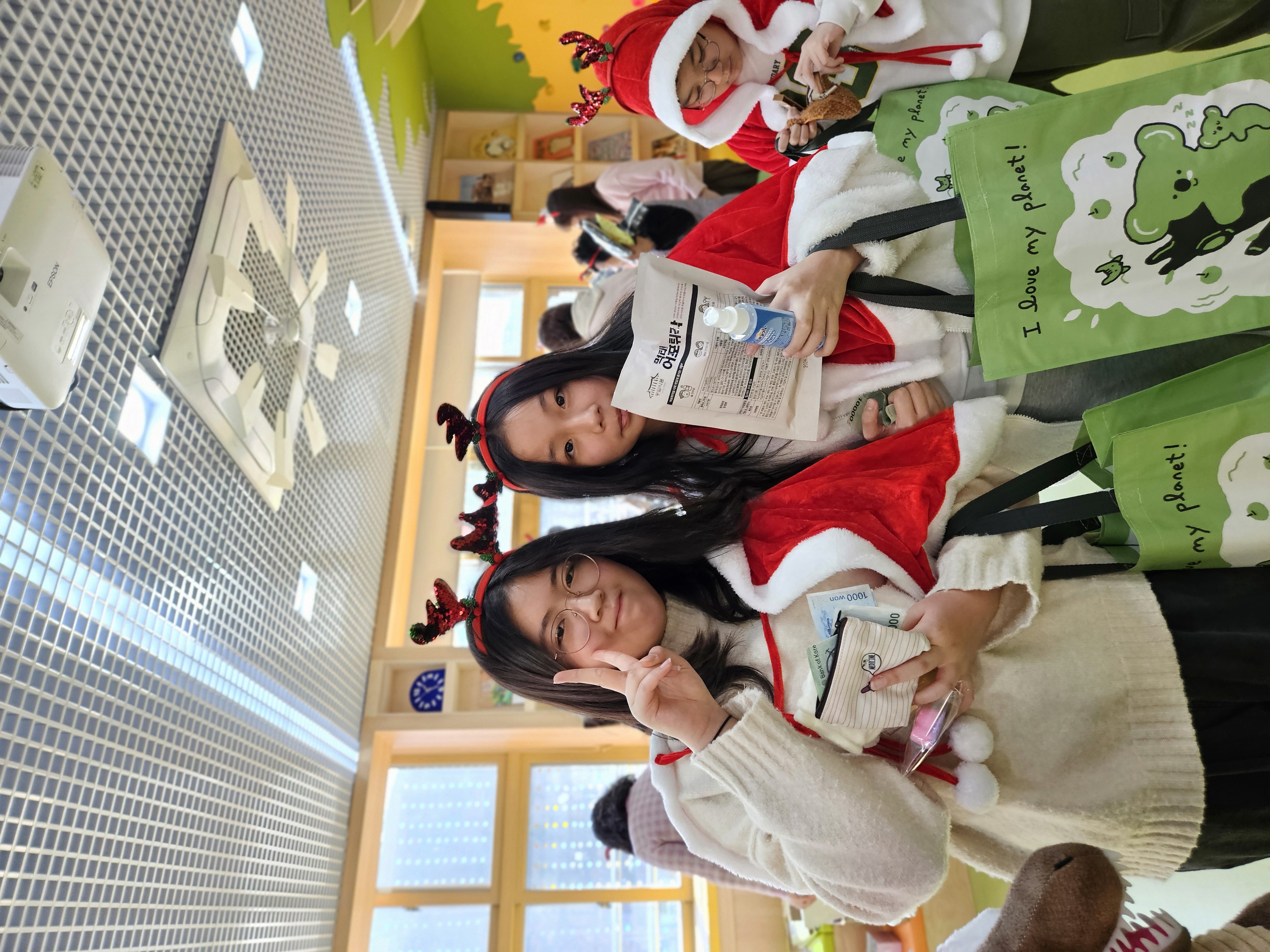 묘산초 ‘아나바다 나눔장터’ 열어 - 관련이미지1