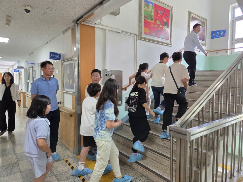  원동중, 원동초 학생 초청 학교탐방 및 참여수업 진행-멘토멘티 티볼 활동을 통한 작은 학교 간의 교육적 상생을 실현하다. - 관련이미지3