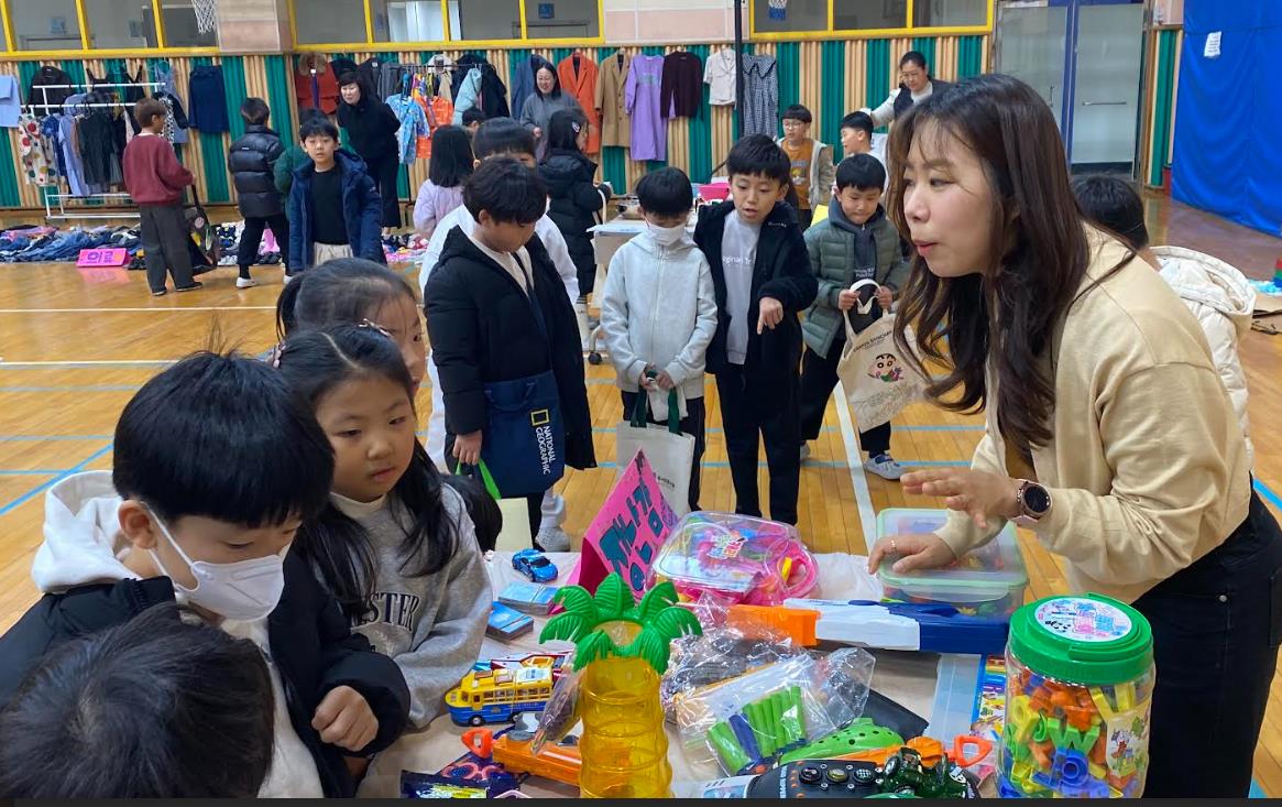 창원 용남초, 불우이웃돕기 바자회 개최 - 관련이미지2