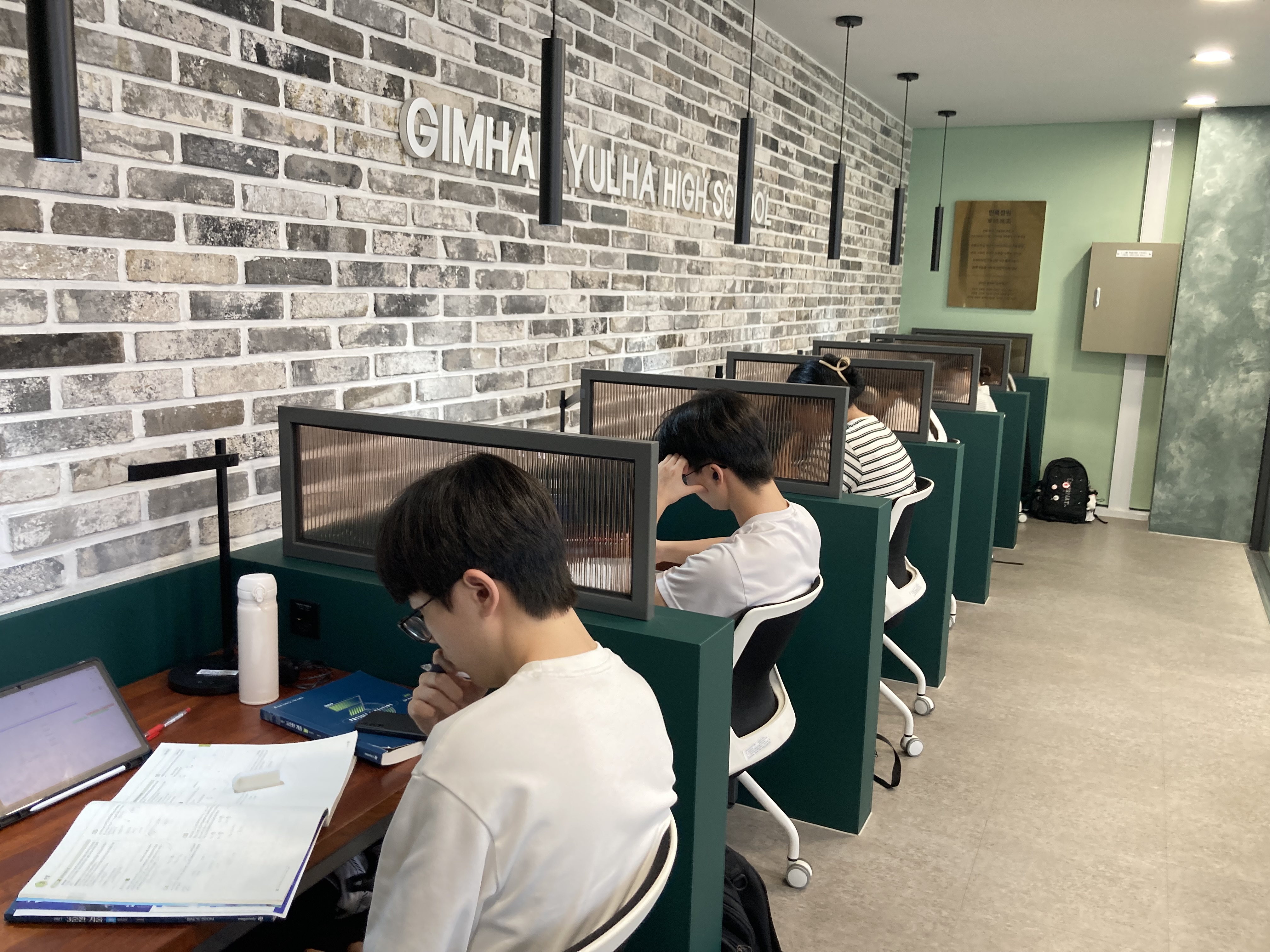 김해율하고, 교내 프리미엄 스터디카페 ‘만록정원’ 운영으로 공교육 혁신 앞장 - 관련이미지3