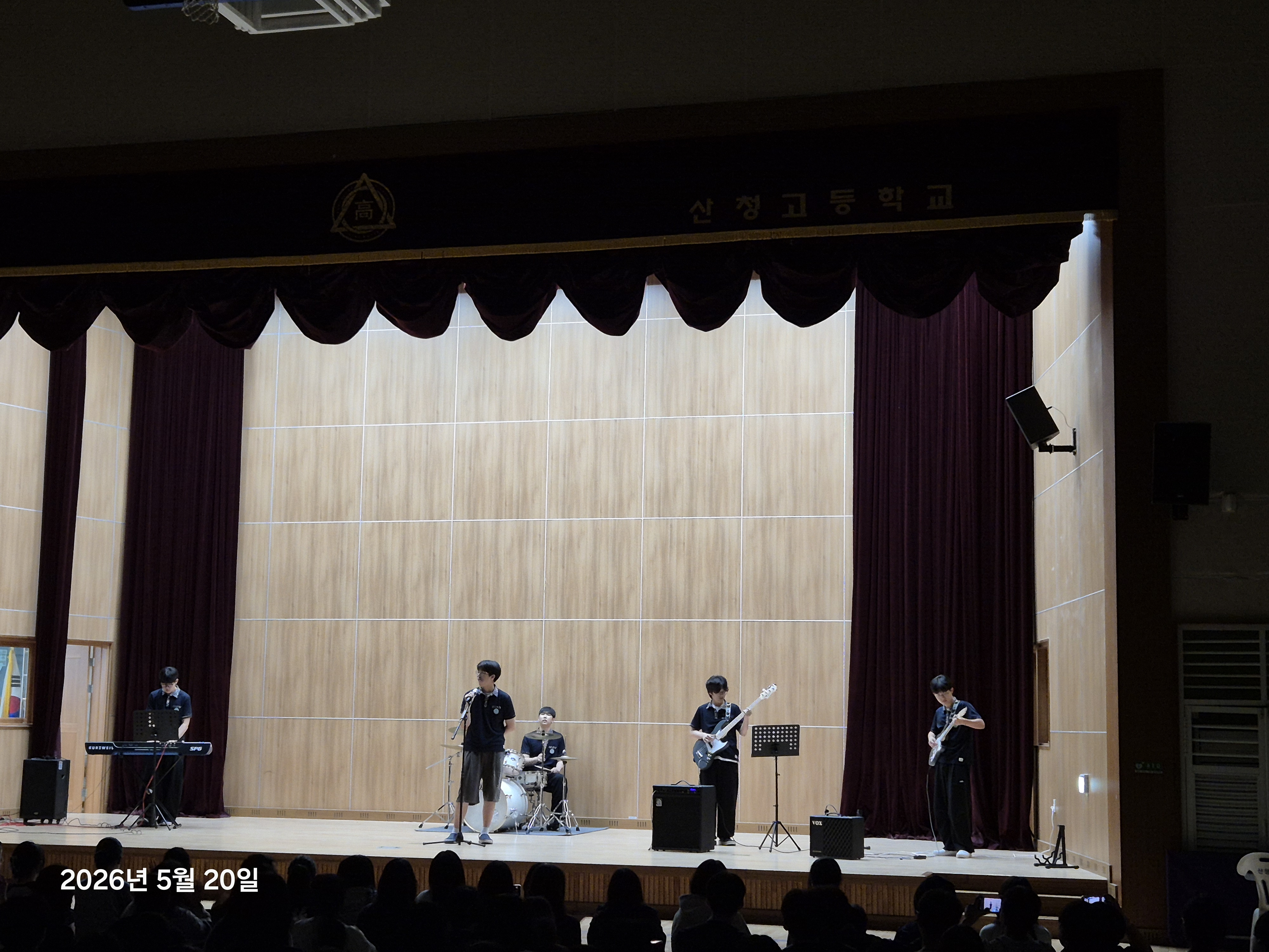 우천의 아쉬움 날린 열정과 함성… 산청고를 뒤흔든 야간 축제  산청고, 기숙사생 대상 ‘야간 버스킹’ 성황리 개최 - 관련이미지1