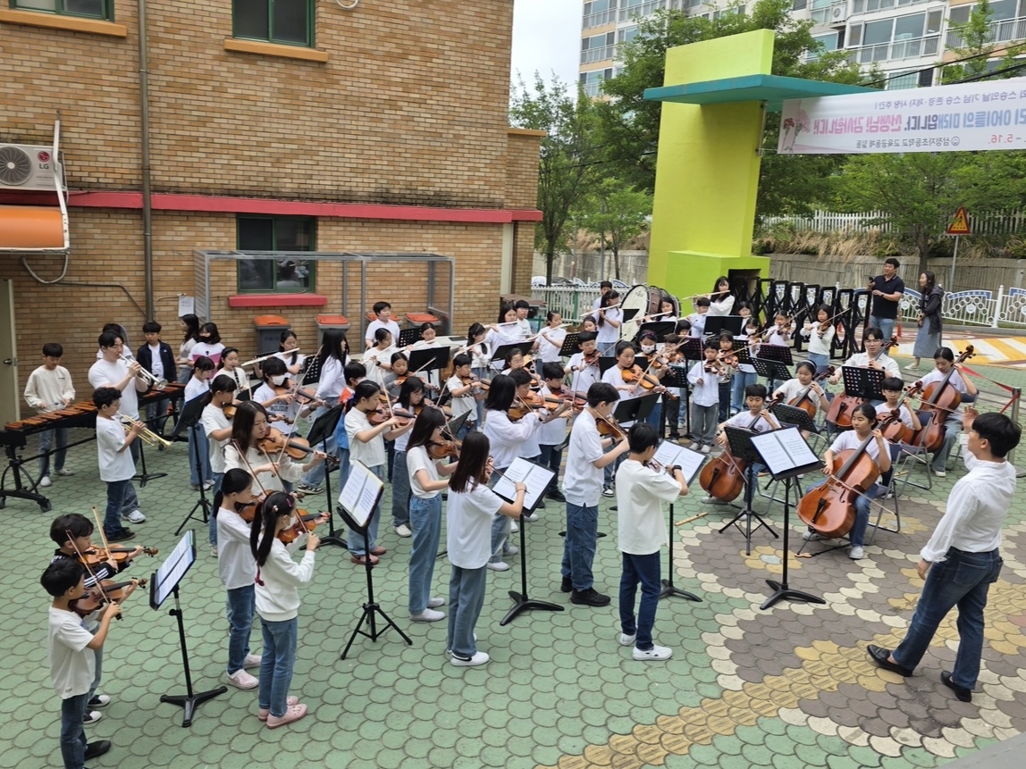 삼정자초 관현악단, 등굣길 음악회 실시 - 관련이미지1