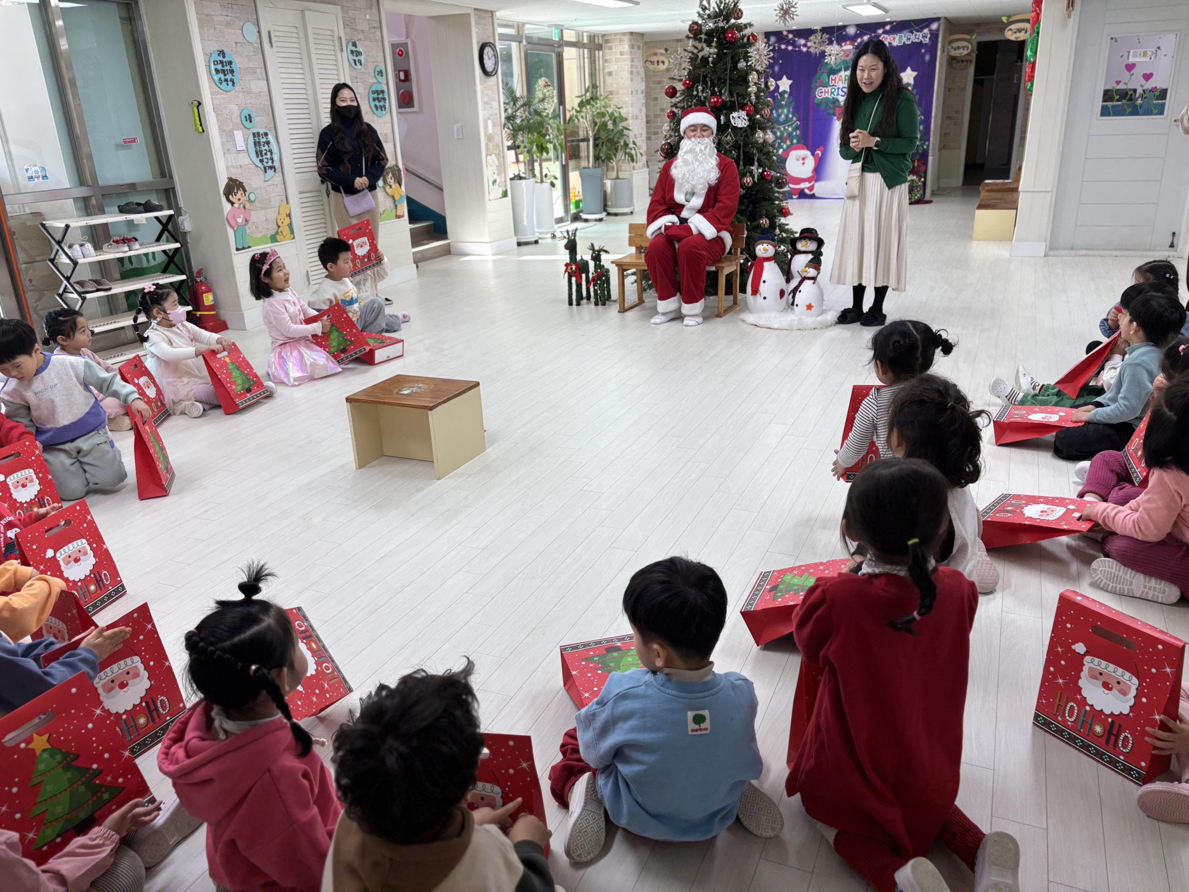 함께 만들고, 함께 웃는 크리스마스 한아름유치원, 학부모 교육기부가 만든 따뜻한 산타 행사 - 관련이미지4