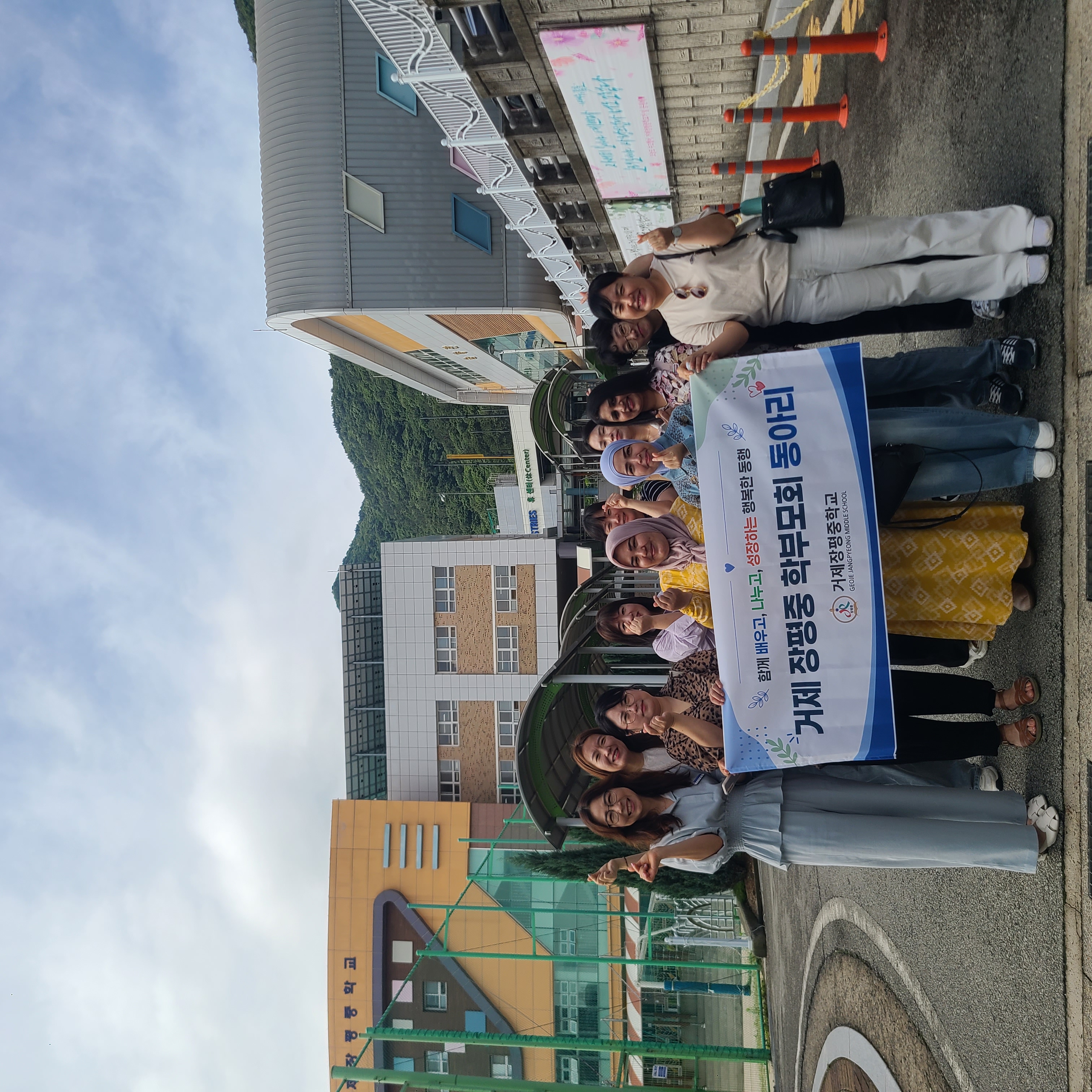 거제장평중, 학부모회 동아리 및 다문화 가정 학부모와 함께하는 ‘6·25 맞이 역사·문화 탐방’ 실시 - 관련이미지1