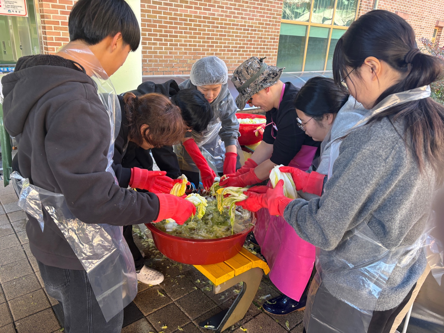 한다사중, 학교가 마을 속으로, 마을이 학교 속으로! 마을을 품은 김장 나눔 행사 실시 - 관련이미지1