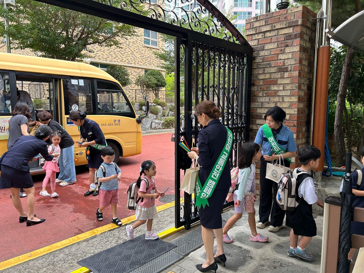 양덕솔빛유치원, 경남경찰청 녹색 어머니 연합과 함께하는 교통안전 캠페인 - 관련이미지1