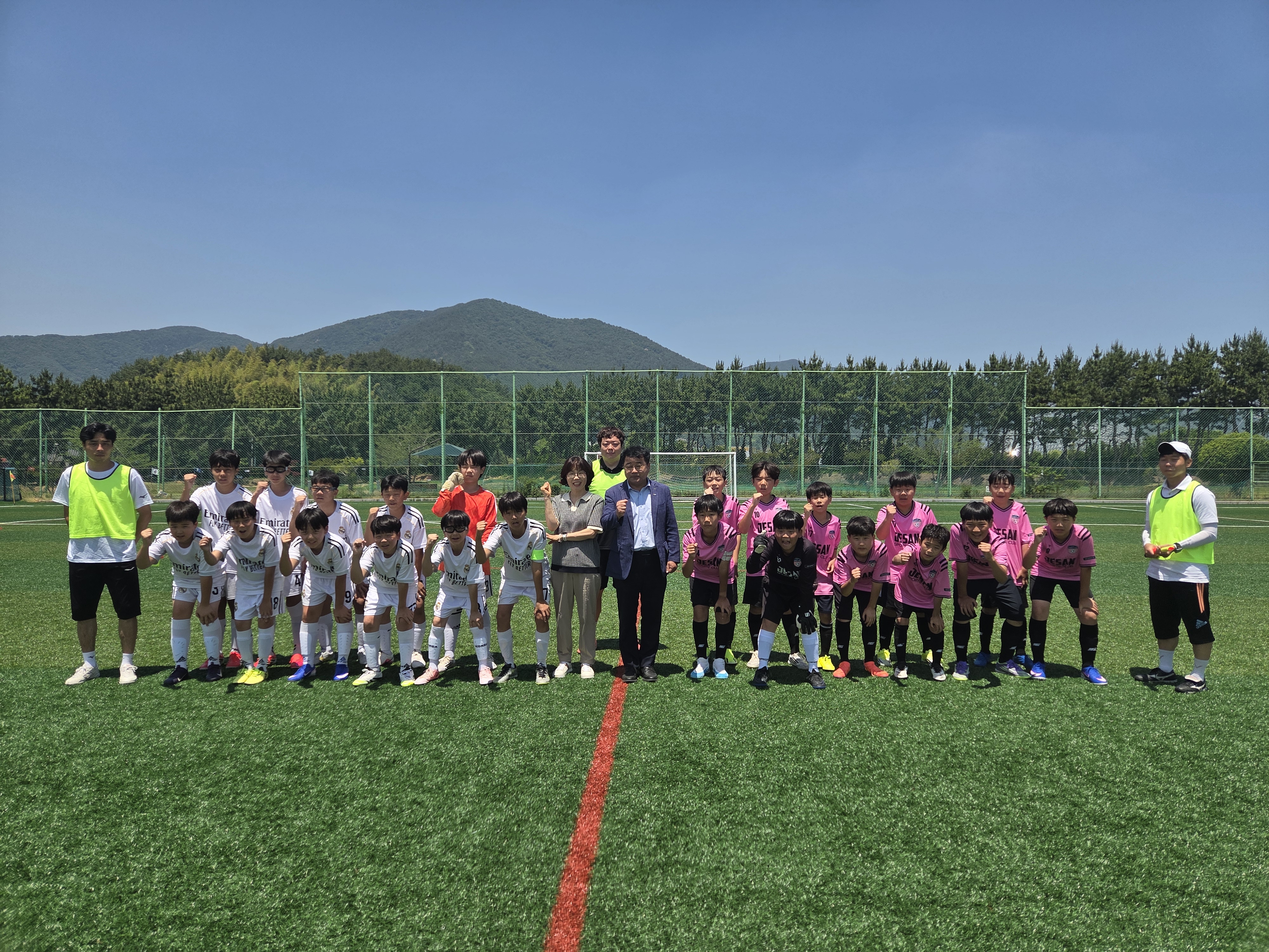 축구로 하나 된 거제 교육가족… 제24회 교육장기 축구대회 성료 - 관련이미지1