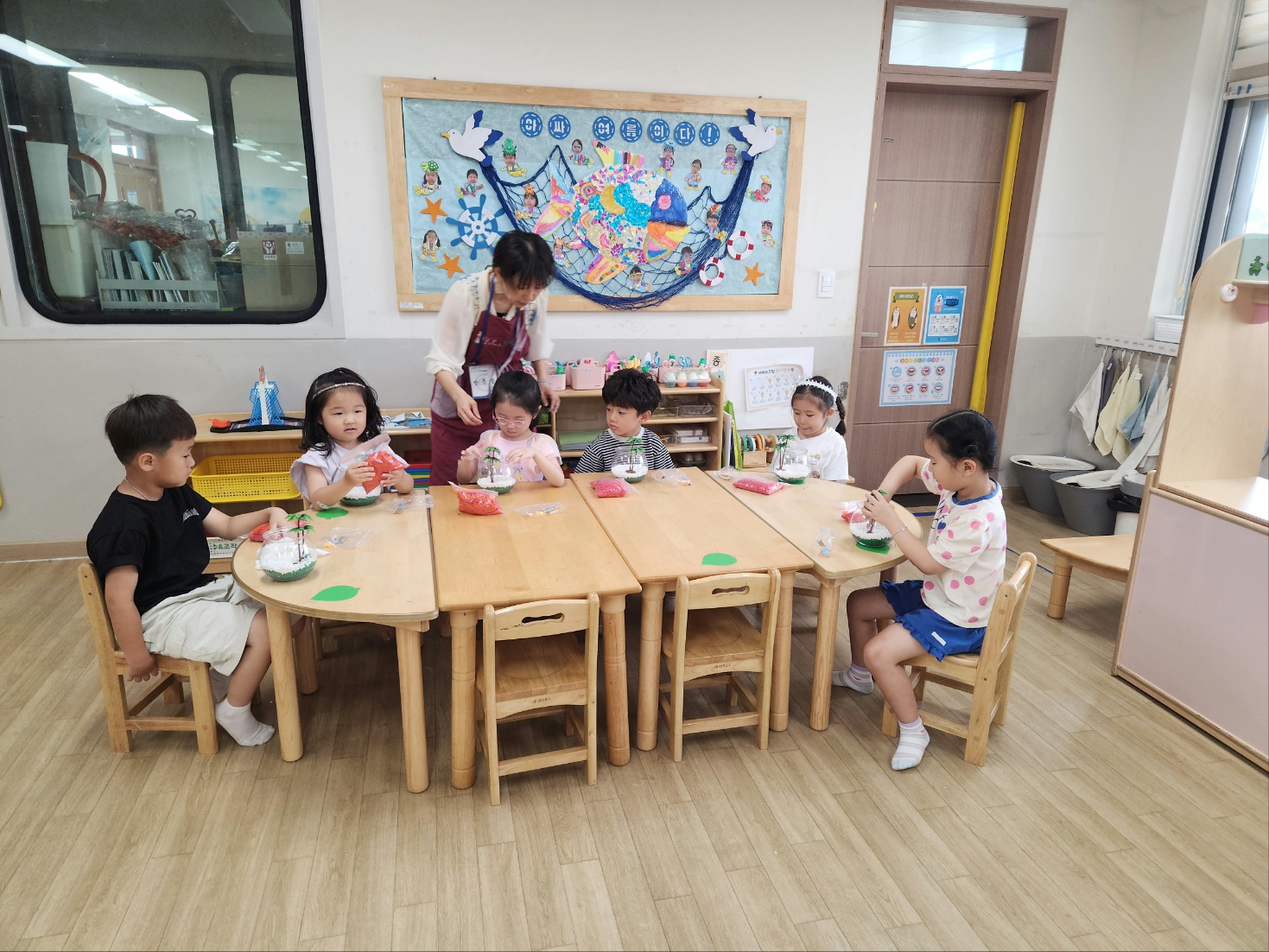 감계초등학교병설유치원, 여름방학 돌봄 속 특별한 자연체험 ‘테라리움 만들기’운영 - 관련이미지2