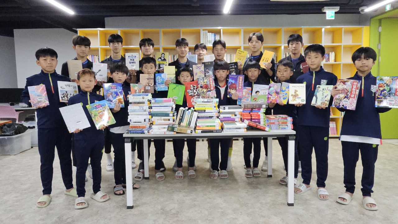 남해교육지원청, 아이빛터 보물섬남해FC 학생 선수에게 도서 대여 지원  - 관련이미지1