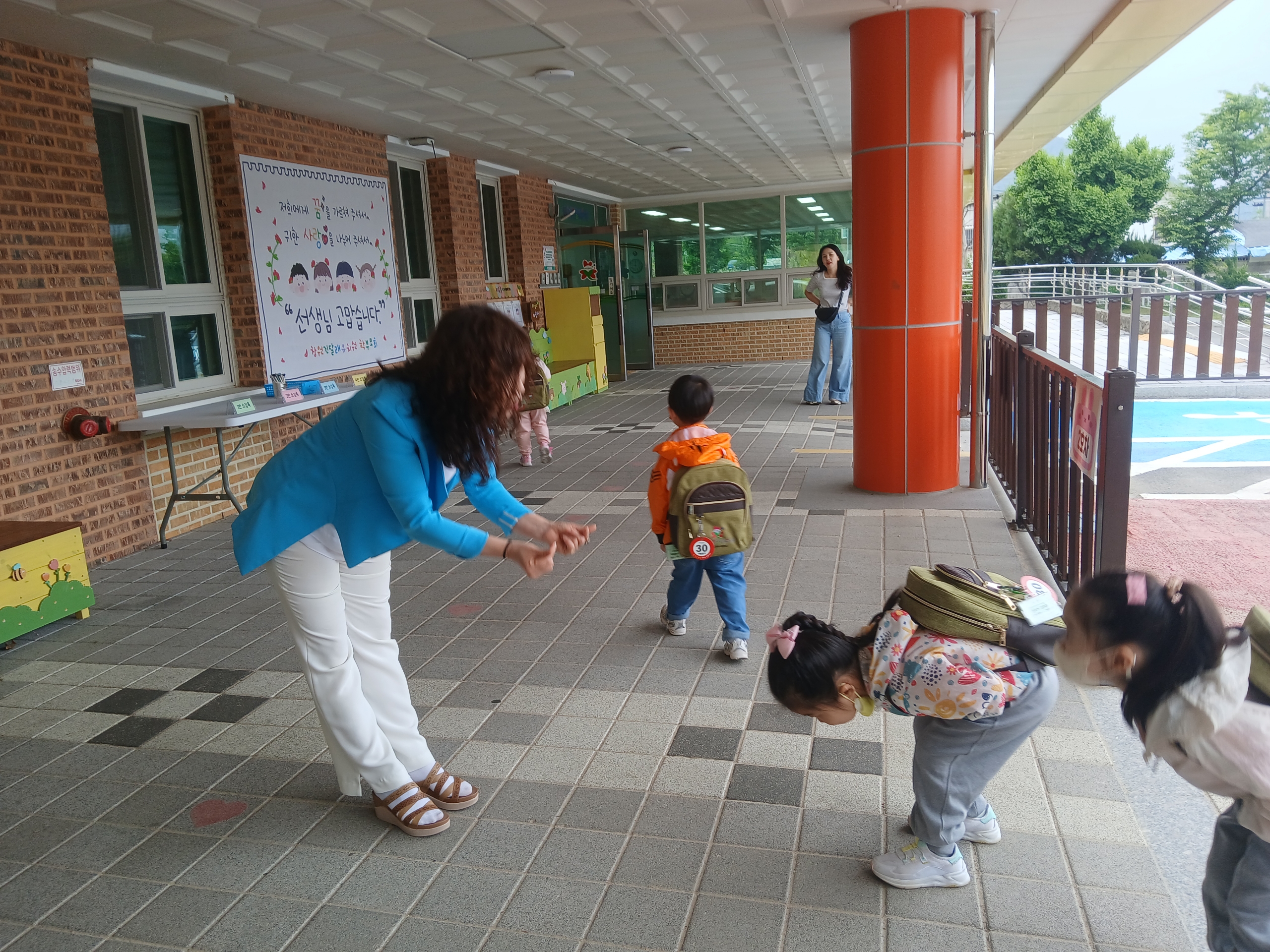 창원진달래유치원, 교육공동체가 함께하는 따뜻한 스승의 날 “선생님, 사랑합니다. 감사합니다!” - 관련이미지2