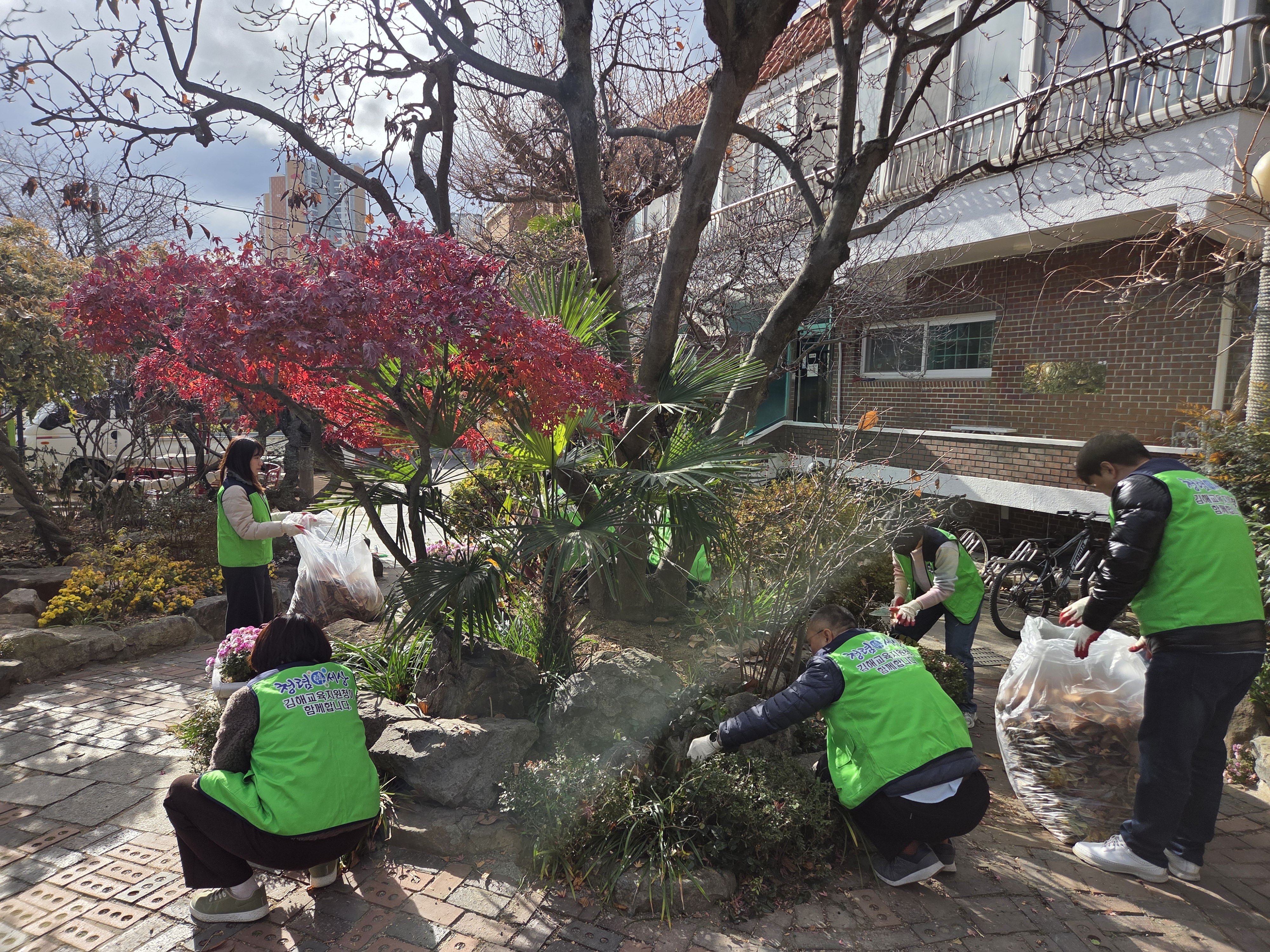김해교육지원청, 연말 맞아 사회복지시설에 위문품 전달 및 봉사활동 실시 - 관련이미지2