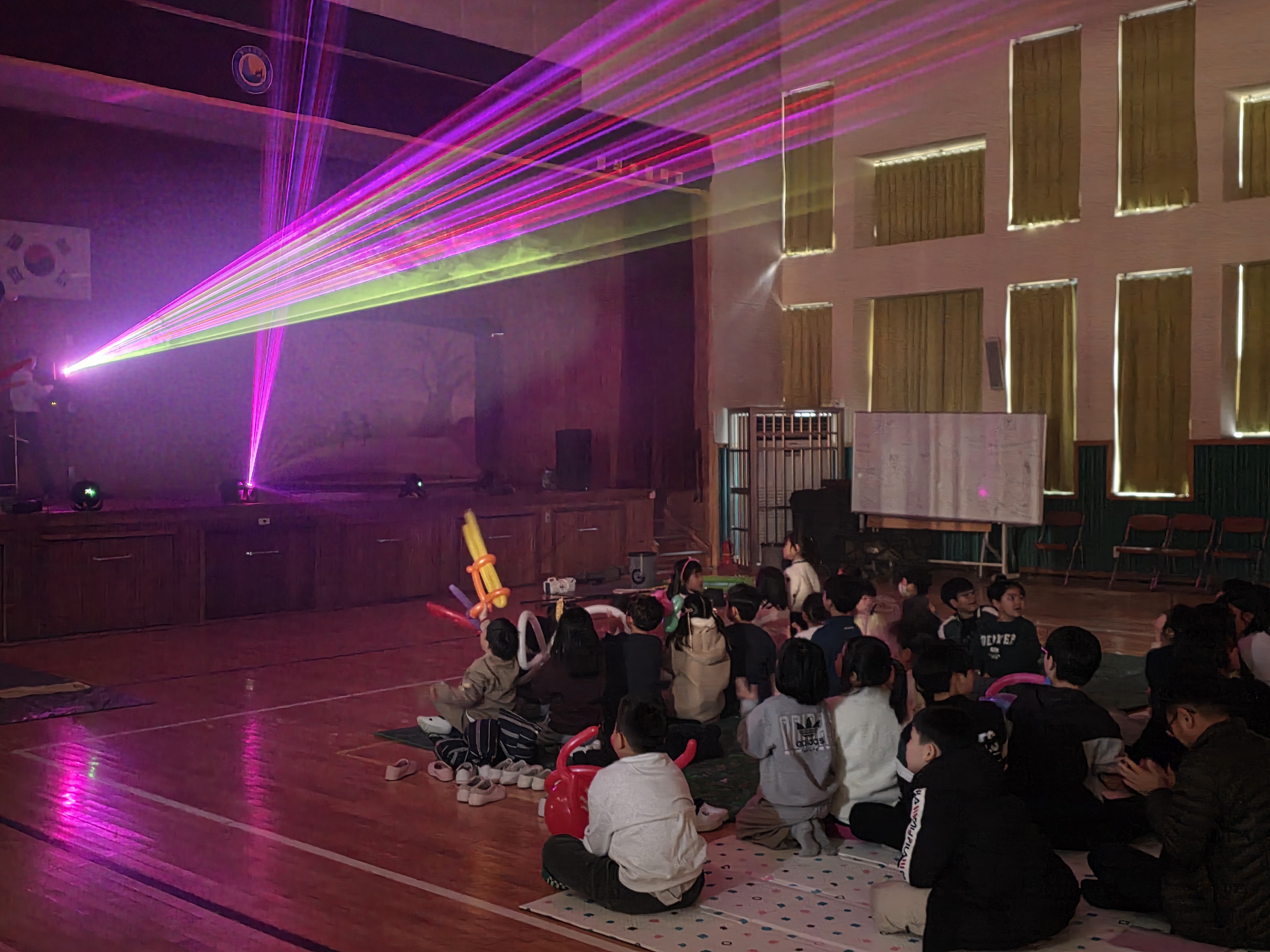 명석초등학교병설유치원, 물 공기 빛으로 즐기는 과학예술공연 관람 - 관련이미지3