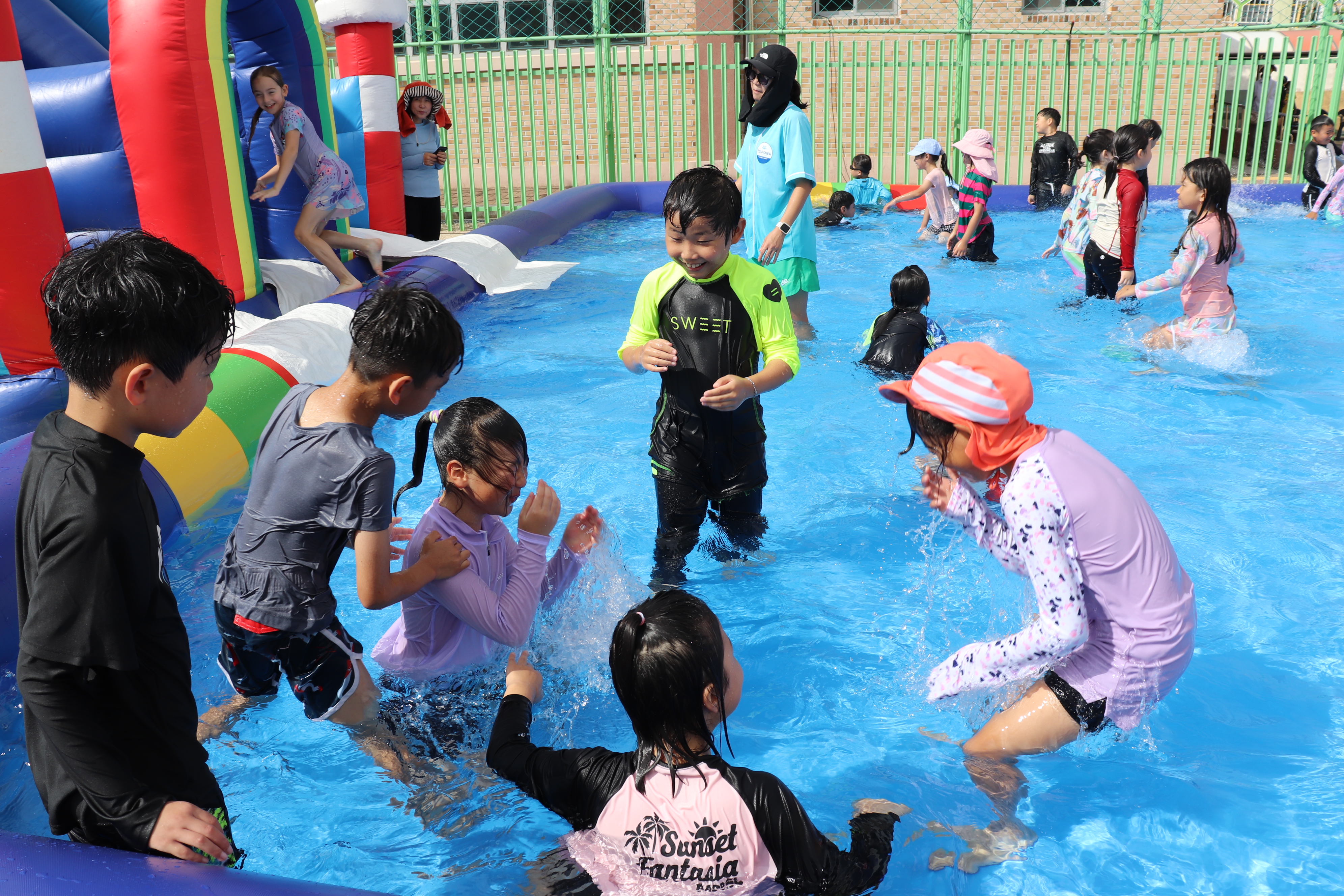 용지초등학교, 유치원과 손잡고 ‘여름아 부탁해’ 물놀이 축제 성황리 개최 - 관련이미지1