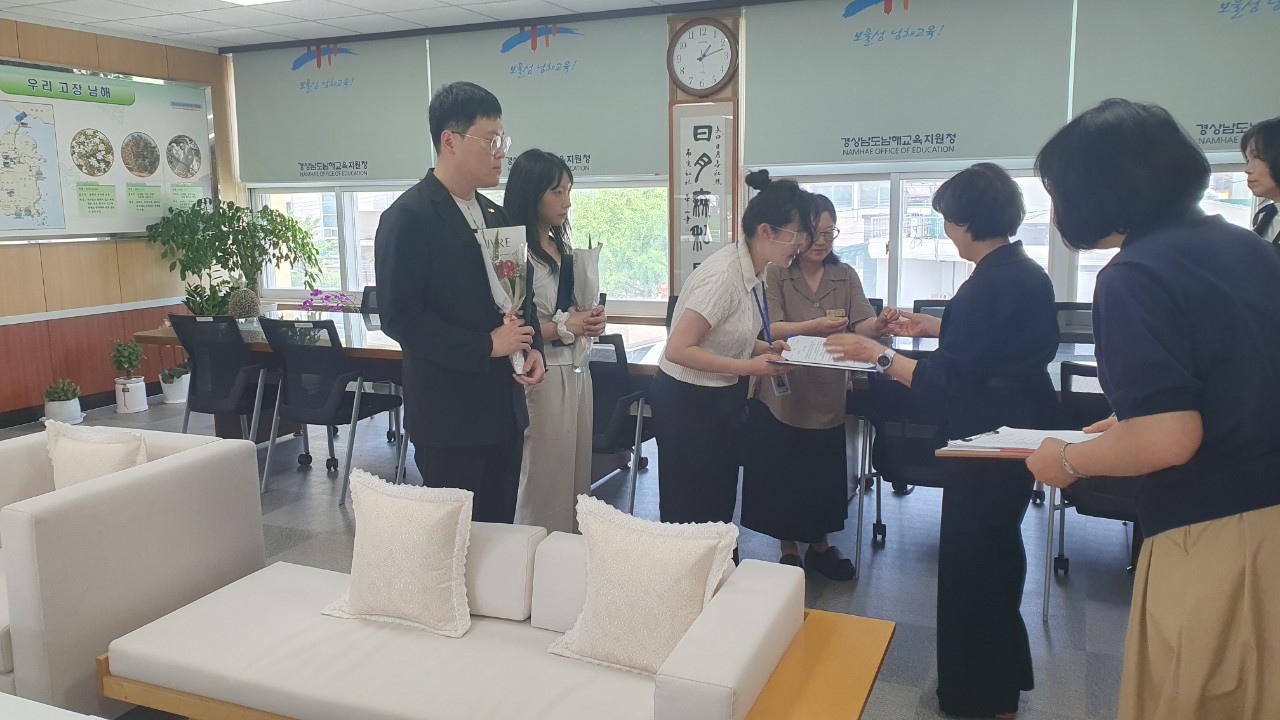 남해교육지원청, 2025년 하반기 신규 지방공무원 임용식 개최 - 관련이미지1