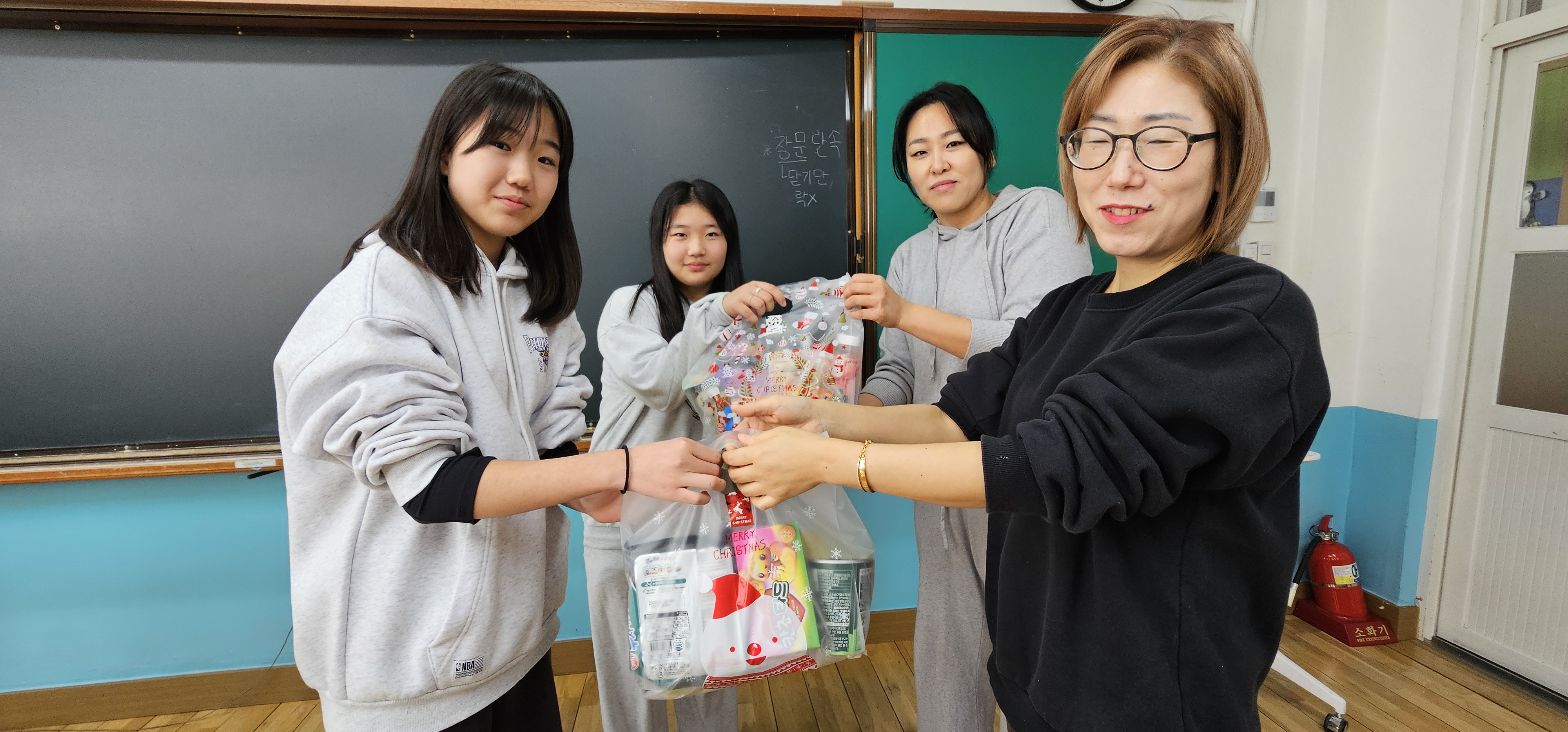 산청 신안초 학부모회, 공감을 넘어 감동을 나누는 선물 꾸러미 - 관련이미지1
