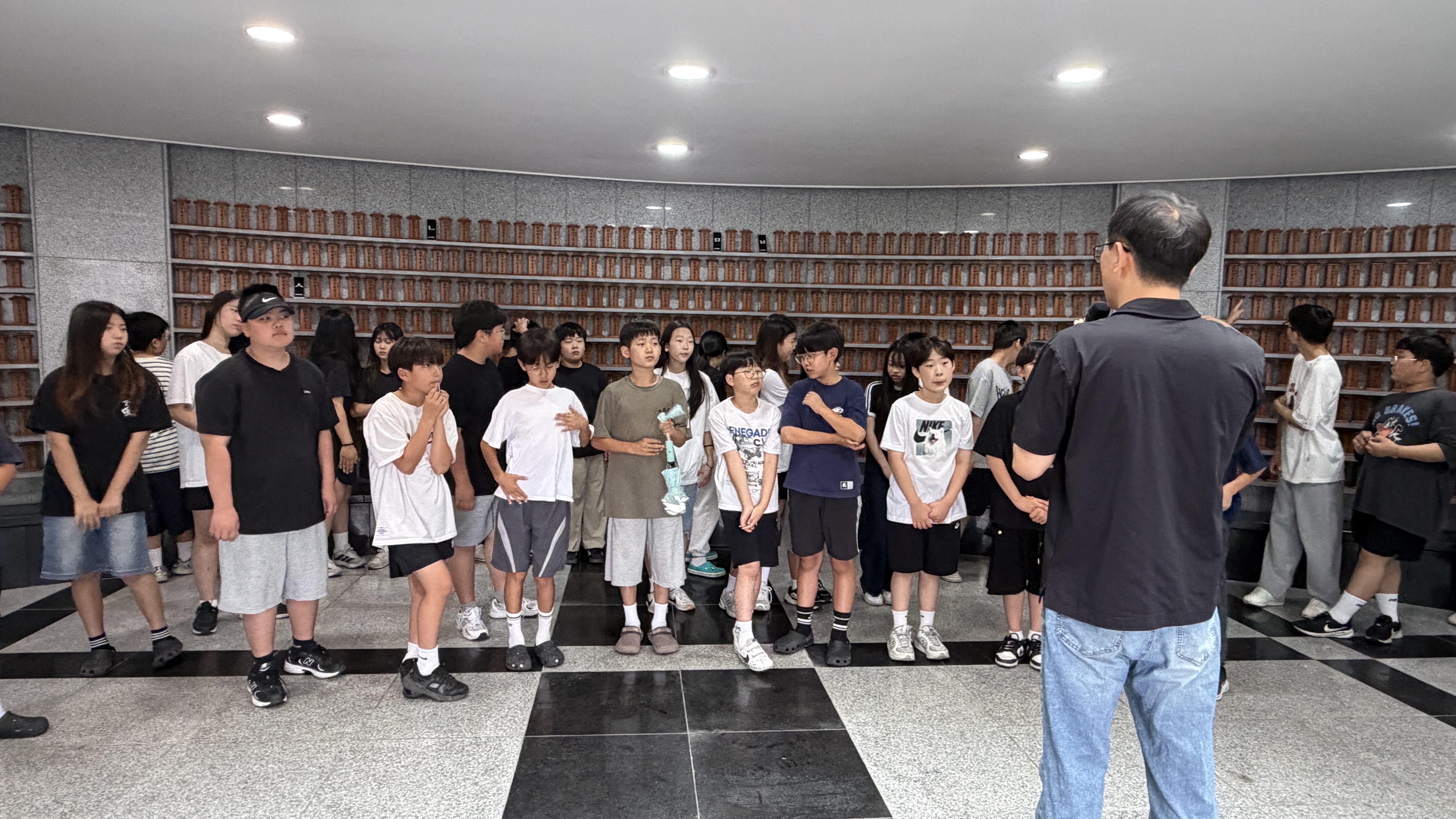 의령초, 나라사랑 호국보훈의 달 행사 의령초등학교 전교생 호국보훈의 달 맞아 의령 충혼탑 참배 - 관련이미지2