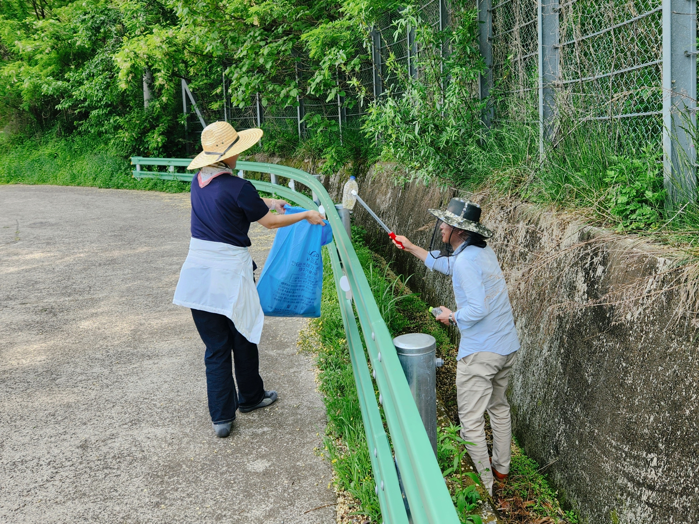 함안중, 생태감수성을 키우는 교직원 줍깅 활동 - 관련이미지2