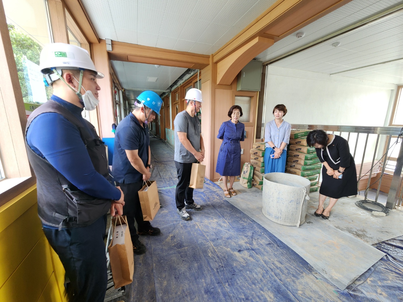 의령교육지원청, 용덕초 교실바닥교체공사 현장 업체 청렴소통,  격려 방문 - 관련이미지3