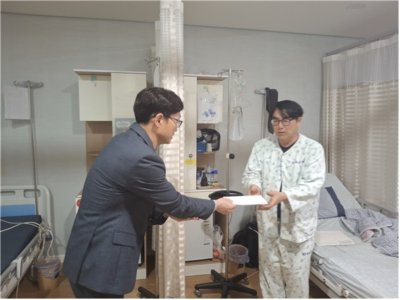 거창덕유중, 화재 피해학생 가정에 사랑의 성금 전달 - 관련이미지1