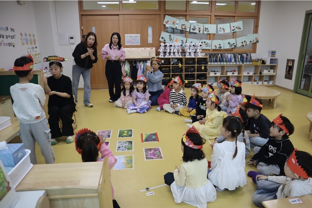 거제용소초병설유치원, 학부모회와 함께 ‘스위치 ON!’ ‘웃음 꽃, 감사 꽃’피어나는 5월 축제 개최! - 관련이미지2