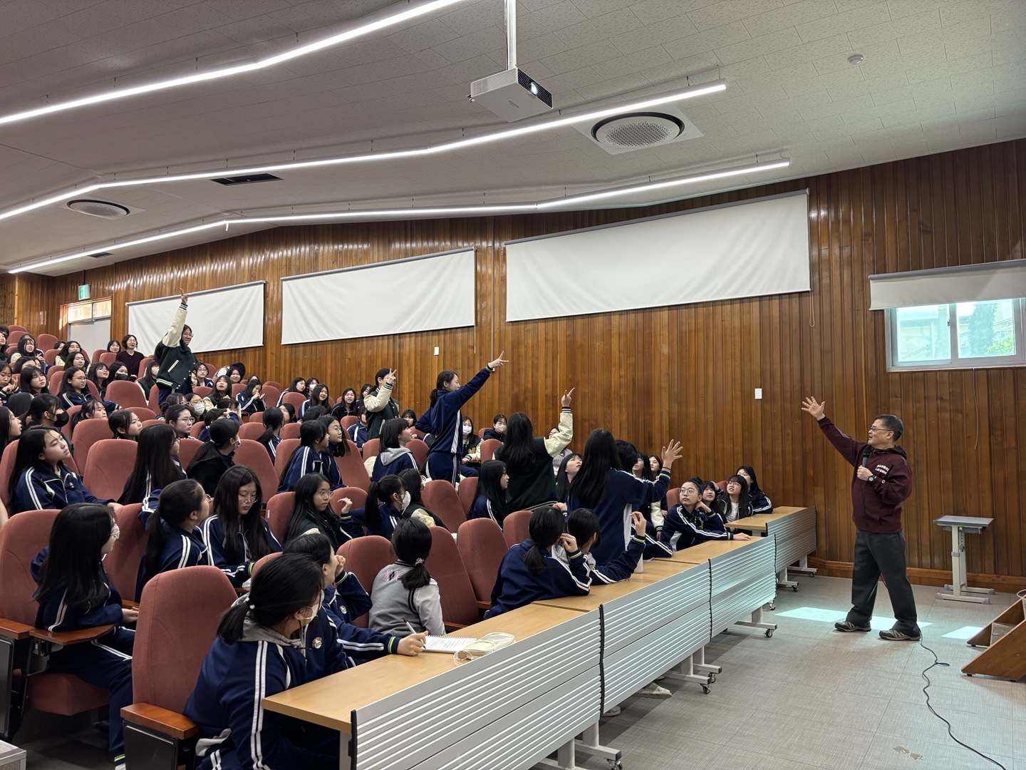 뜨거운 토론의 현장! 마산무학여중 디베이트 특강 성황리 개최 - 관련이미지2