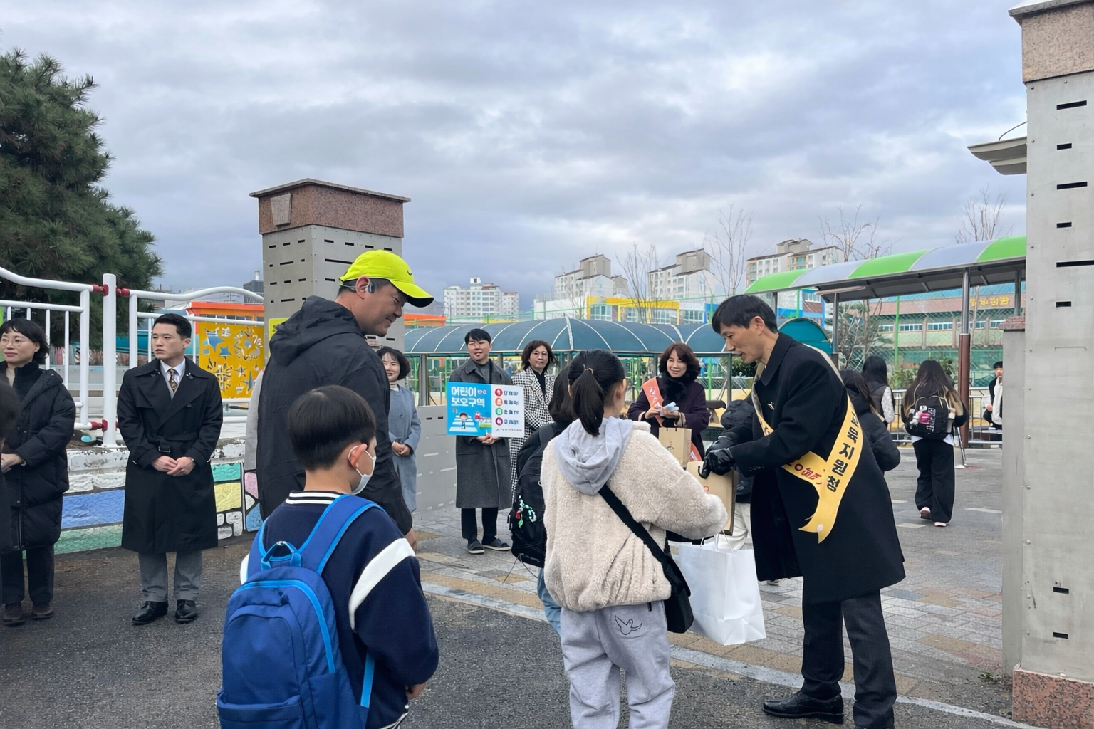 함안교육지원청, 학생 건강과 안전을 위한 교육환경보호 및 교통안전 캠페인 실시 - 관련이미지2