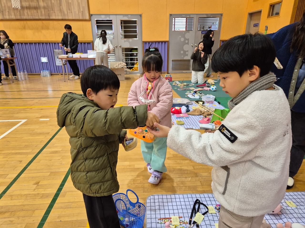 묘산초, 아나바다 장터 운영으로 합천 원폭 피해자 복지회관에 위문공연 및 후원물품 전달 - 관련이미지1