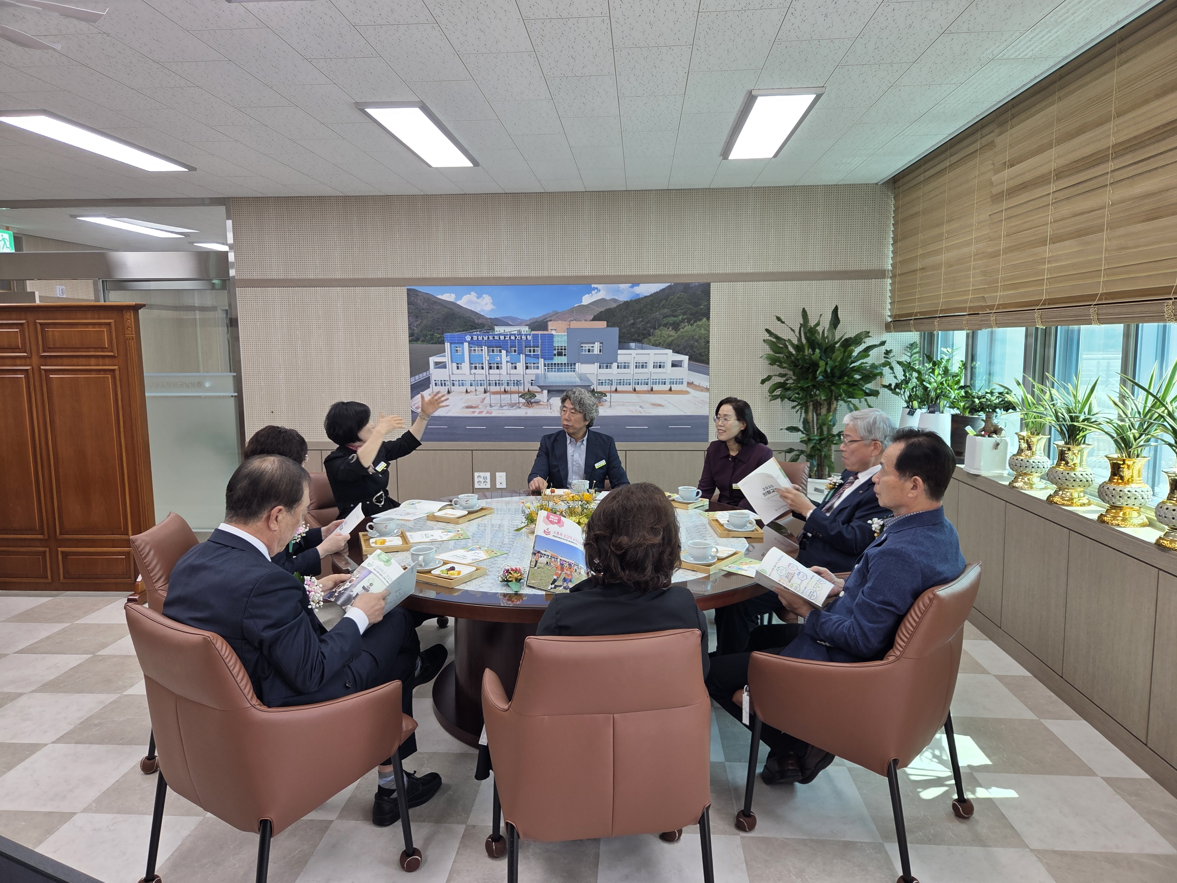 의령교육지원청, 역대 교육장 초청 간담회 개최(의령 교육의 어제와 오늘, 공유교육 미래를 함께 그리다) - 관련이미지3