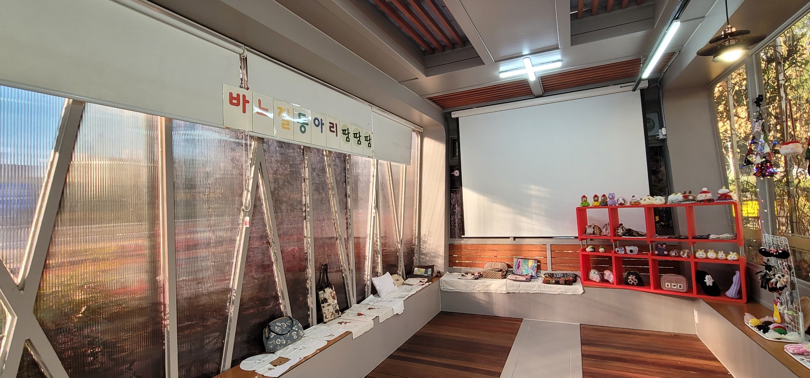 창원한들초 학부모 동아리, 사회적 경제 실천!   - 창원한들초 학부모 바느질 동아리‘땀땀땀 바느질 물품 판매 수익금 학교에 기부 - 관련이미지2