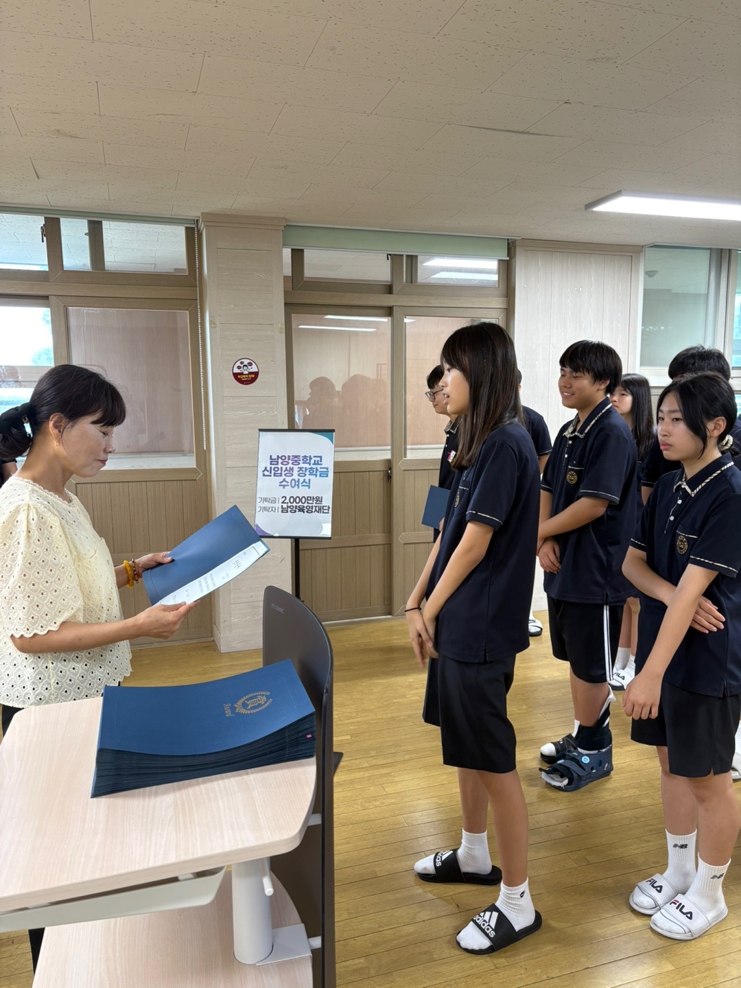사천 남양중, 2025학년도 신입생 장학금 전원 수여 - 모든 아이의 시작을 함께 응원하는 학교 - - 관련이미지2