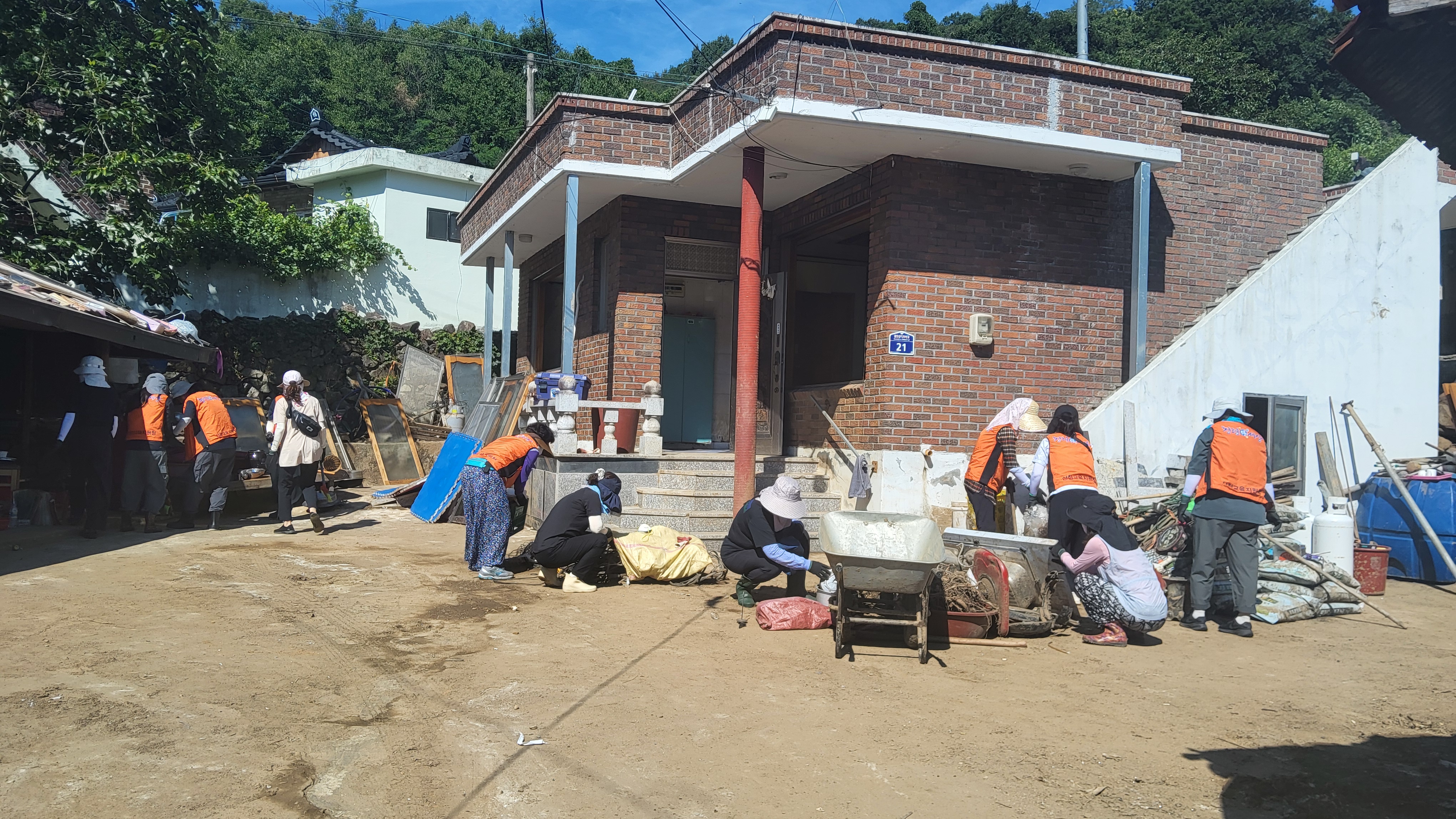 “산청교육지원청, 수해지역 찾아 복구에 구슬땀” - 관련이미지3