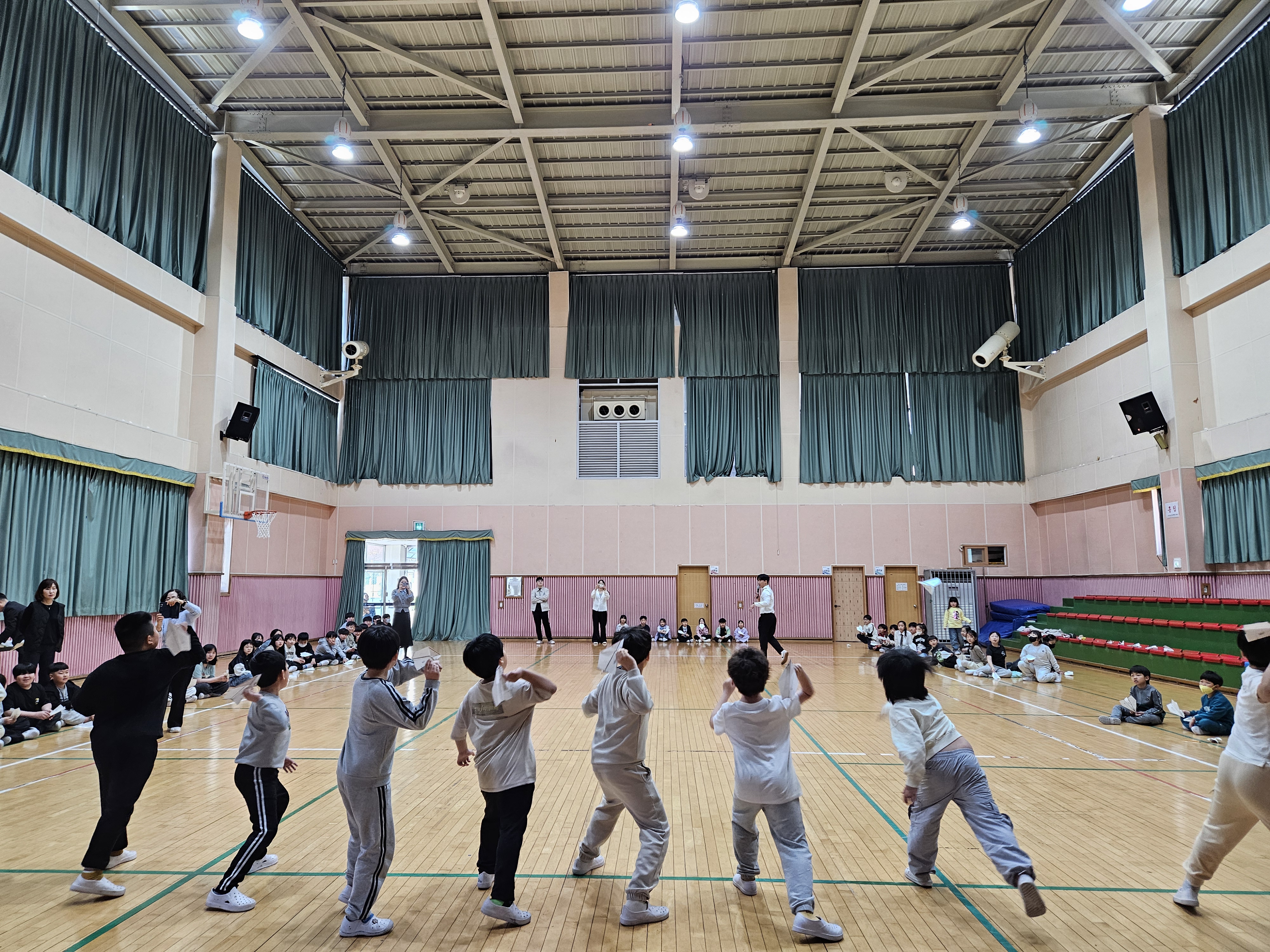 우리들의 꿈, 종이비행기에 싣다.  두룡초, 종이비행기 국가대표 초청 진로체험 프로그램 운영 - 관련이미지1