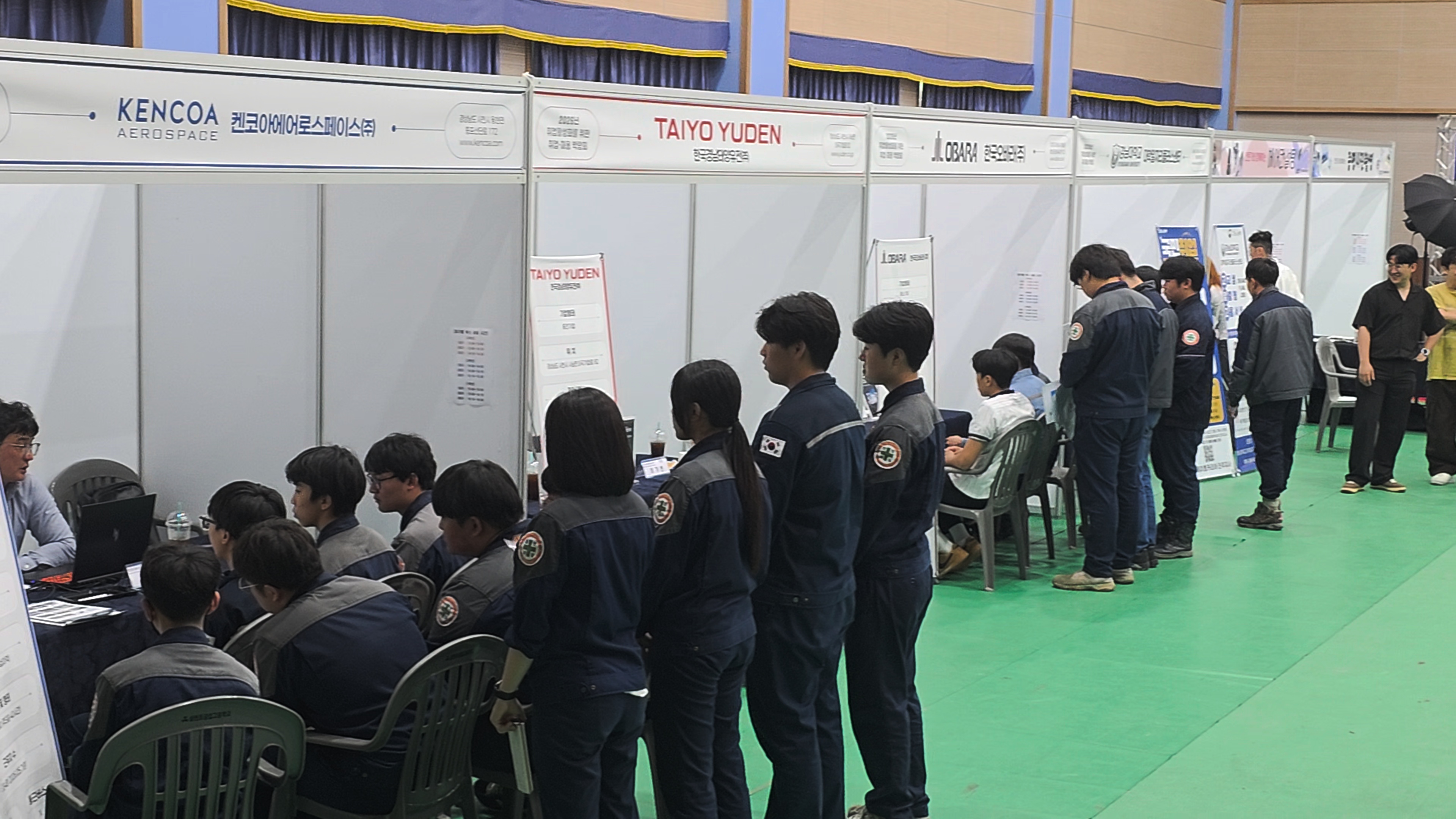 기업이 교문 안으로...삼천포공고, 10개사 초청 취업박람회 눈길 - 관련이미지1