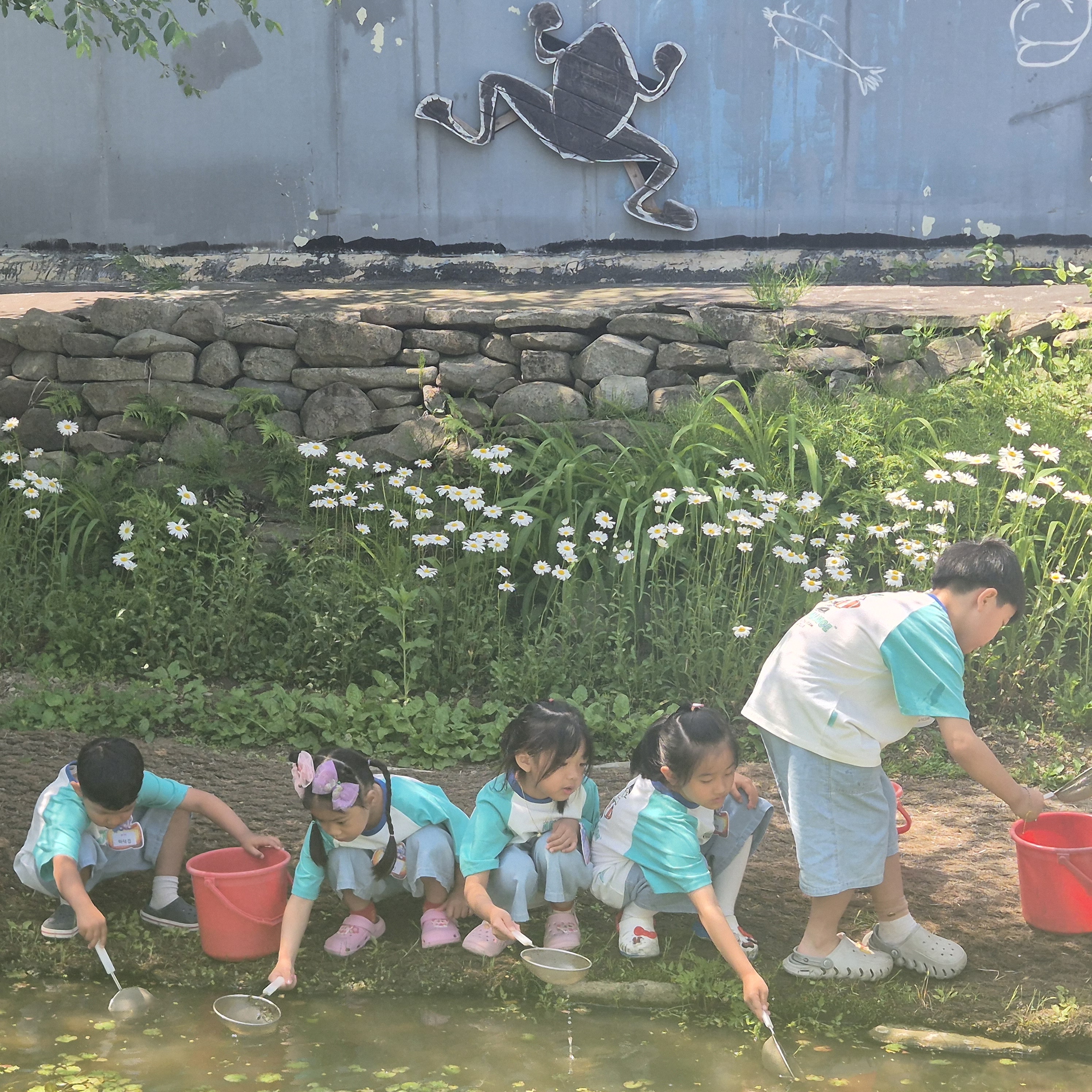 “꿈틀꿈틀 곤충 친구들과 함께하는 숲속 탐험대” 서진초등학교병설유치원, 의령 청아생태농장 현장체험학습 실시 - 관련이미지1