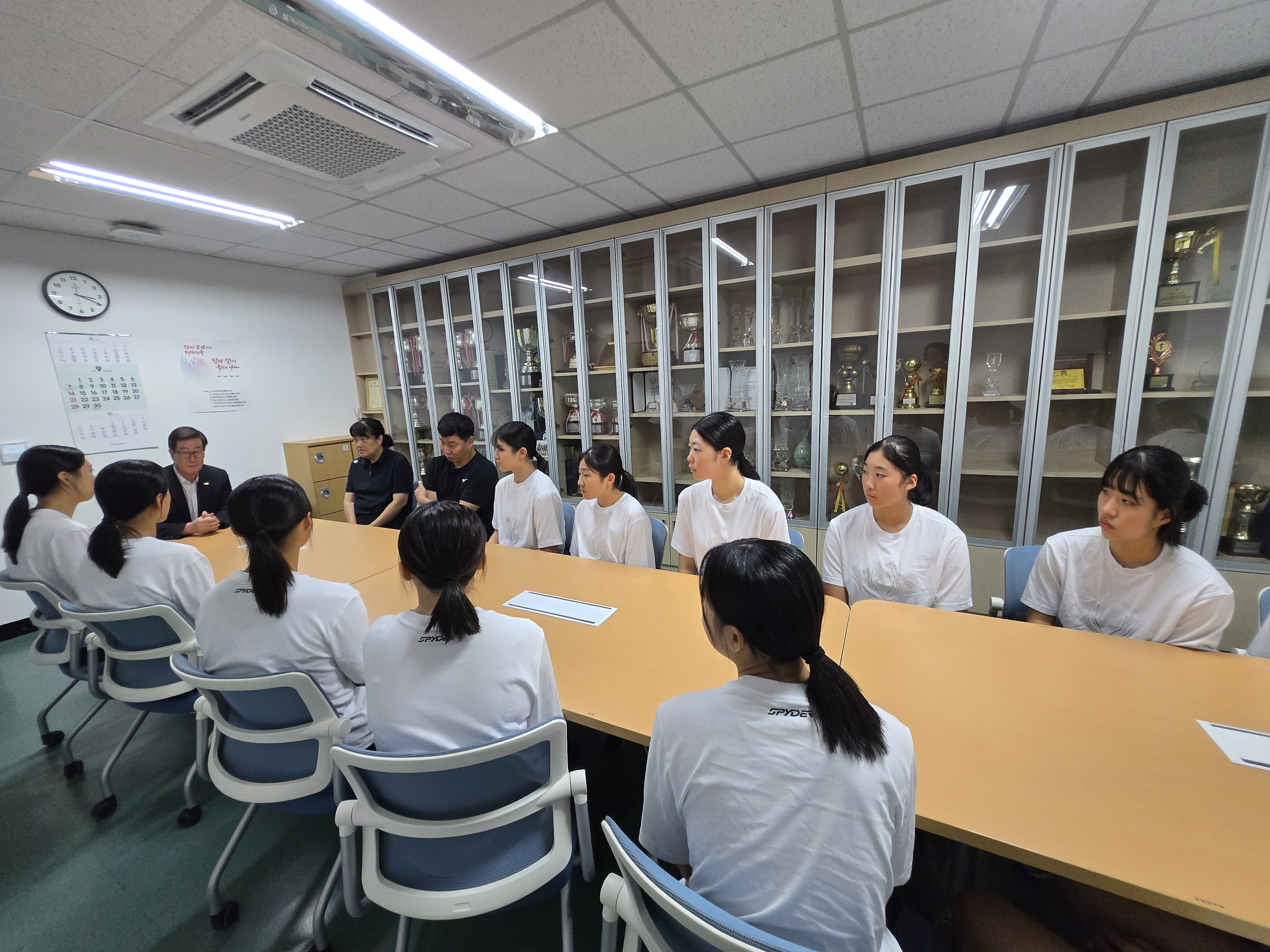 “진주교육지원청, 대통령배 우승 경해여중 배구부와  청렴소통 시간 가져” - 관련이미지2