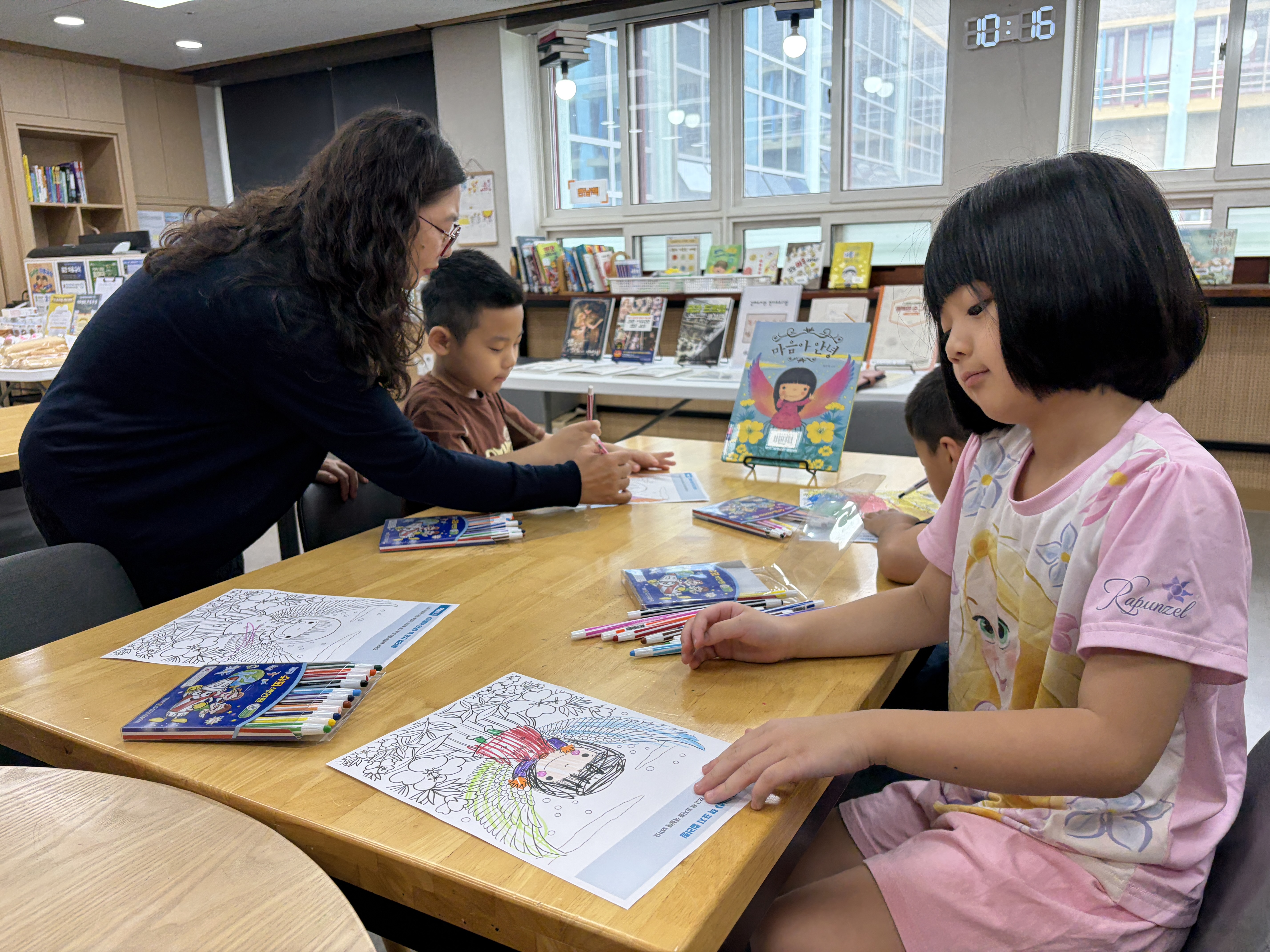 김해은혜학교 교장선생님이 읽어주는 그림책, “한 발 한 발, 함께 그림책 속으로”운영 - 관련이미지2