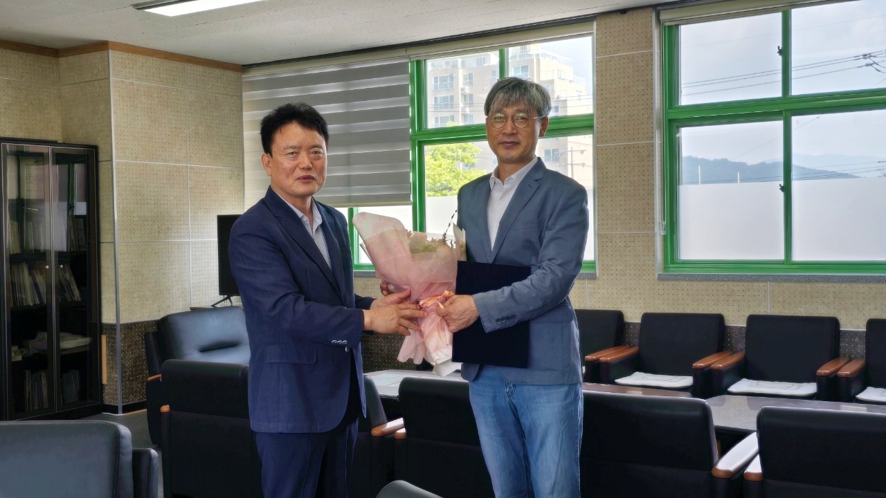 합천교육지원청, 학교운영위원회 발전 유공자 교육감 감사장 전수 - 관련이미지2