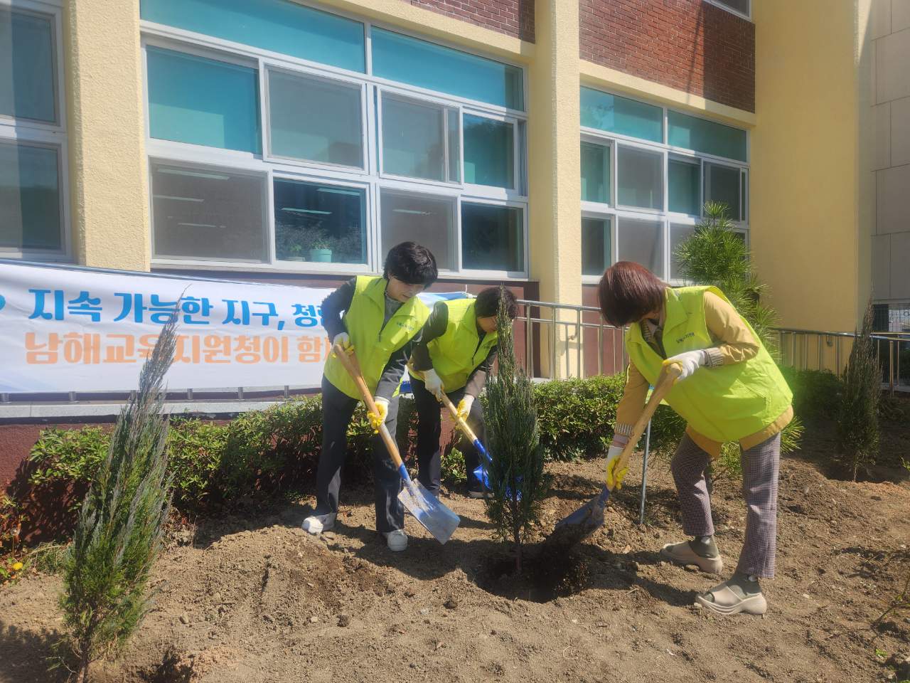 남해교육지원청, 식목일 맞이 ‘청렴 화단 가꾸기’ 실시 - 관련이미지2