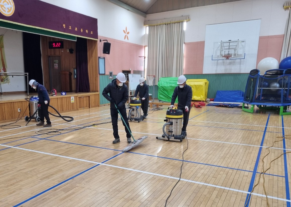 밀양교육지원청 학교통합지원센터, 2026. 신학기 대비 체육관 바닥 청소 지원 - 관련이미지1