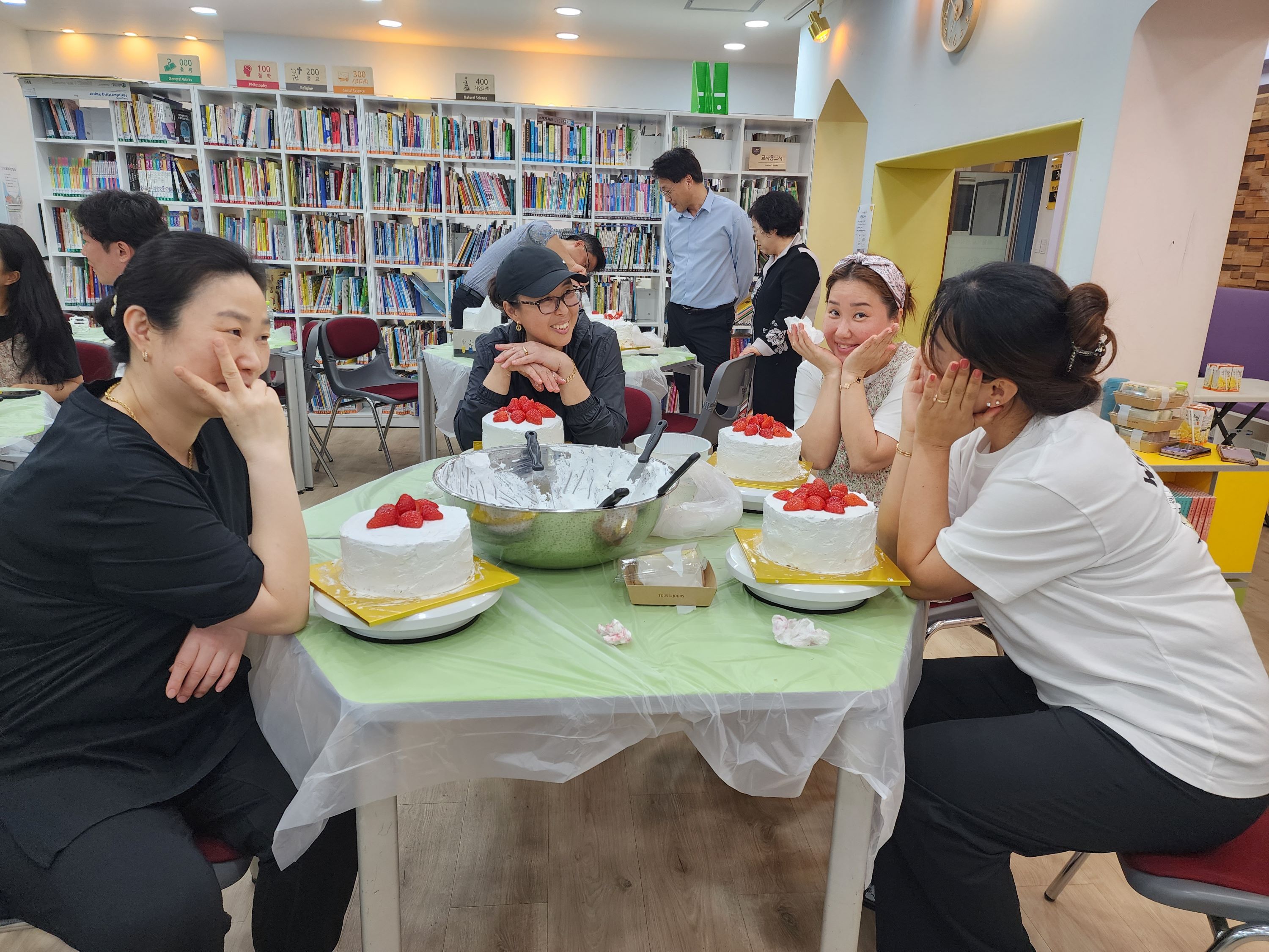 화개초·왕성분교 학부모, ‘달콤한 연대’…3단 딸기 케이크로 공동교육 실현 - 관련이미지3